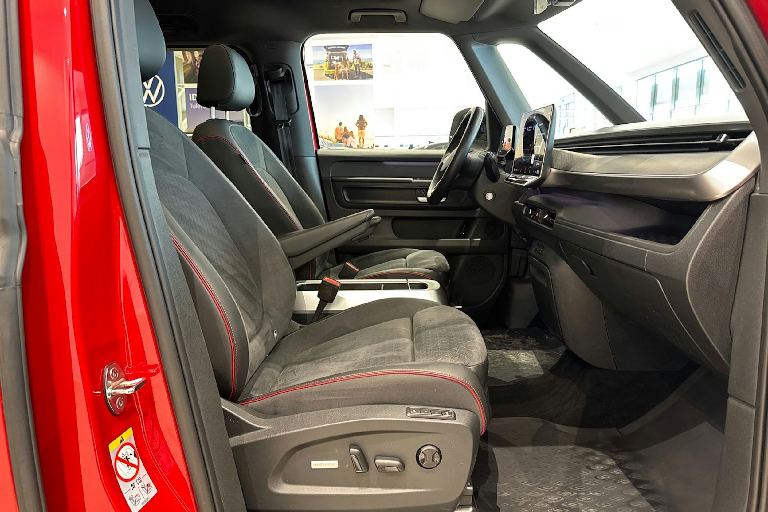 punainen Volkswagen ID. Buzz 2025 kuva 18.