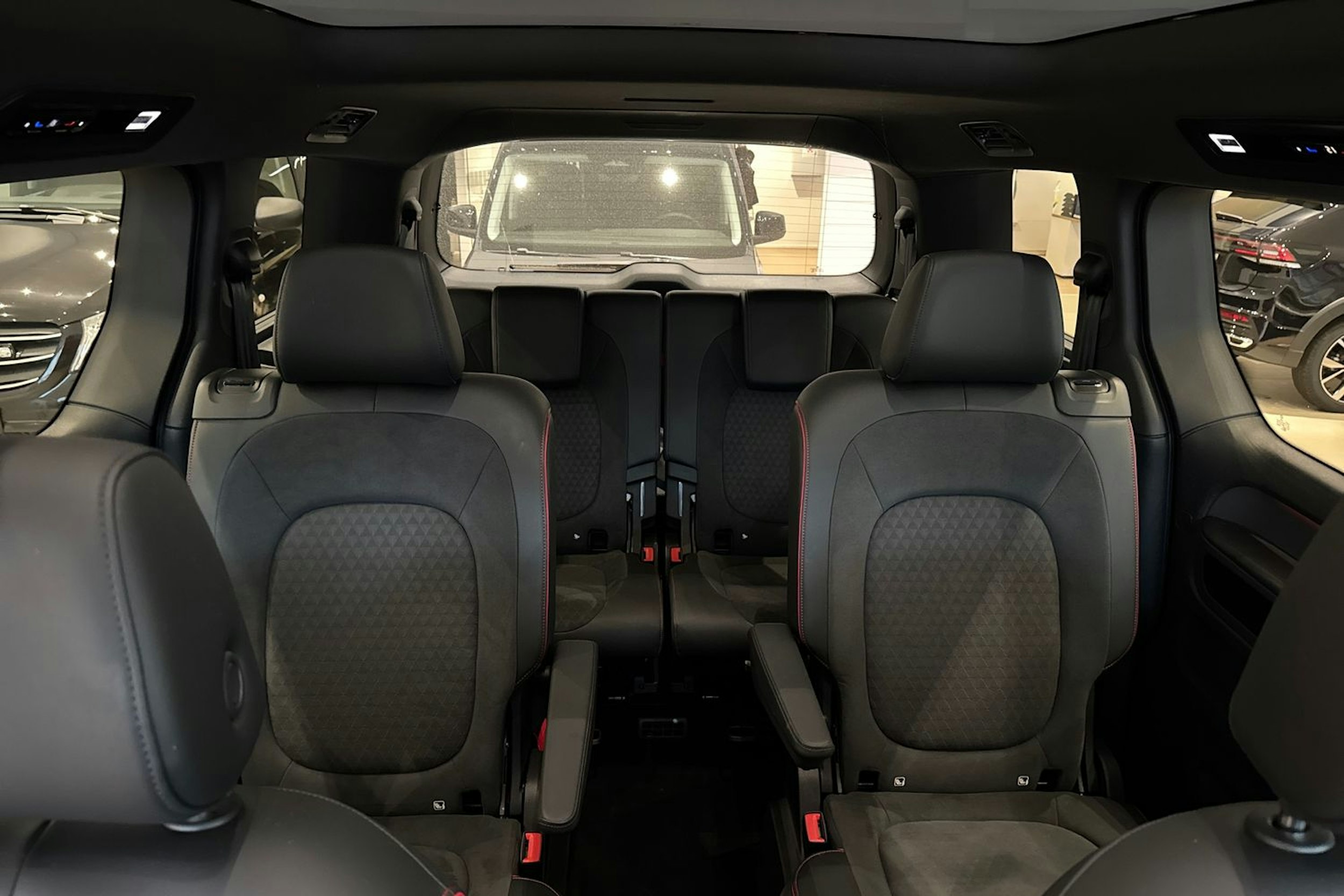 punainen Volkswagen ID. Buzz 2025 kuva 22.