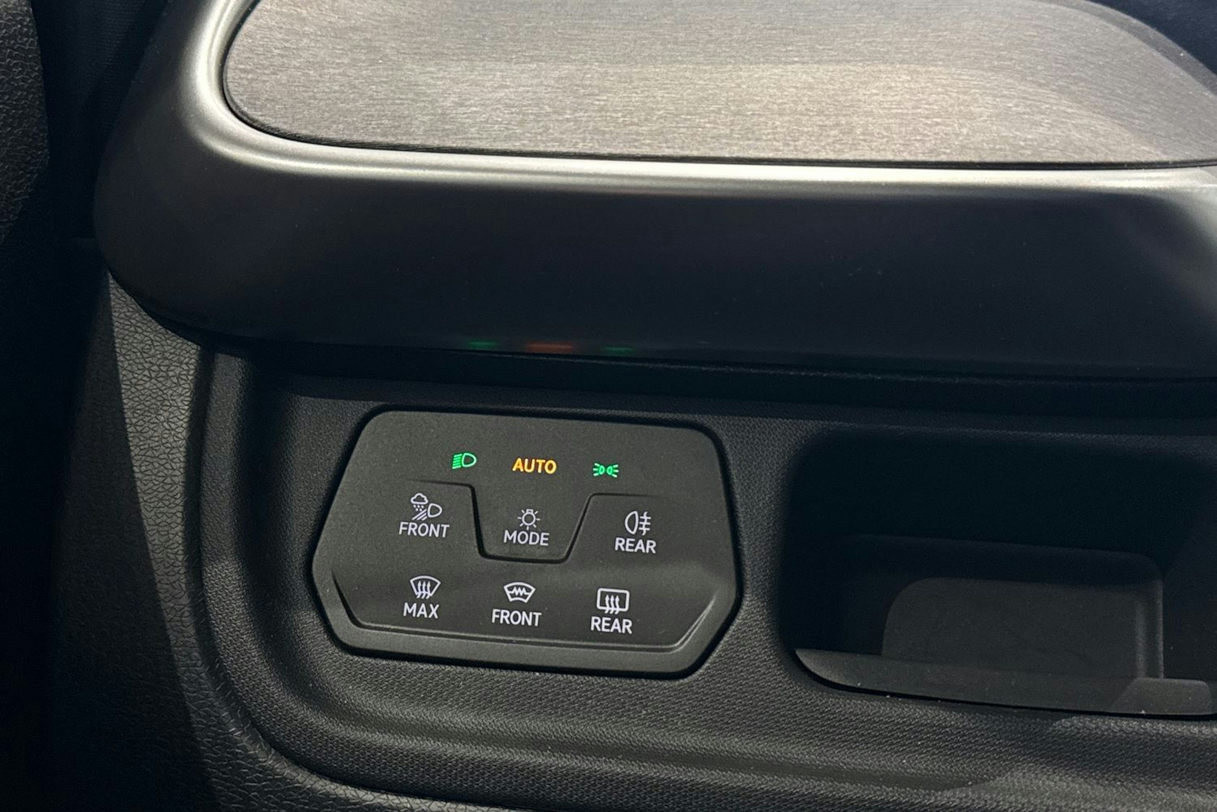 punainen Volkswagen ID. Buzz 2025 kuva 24.