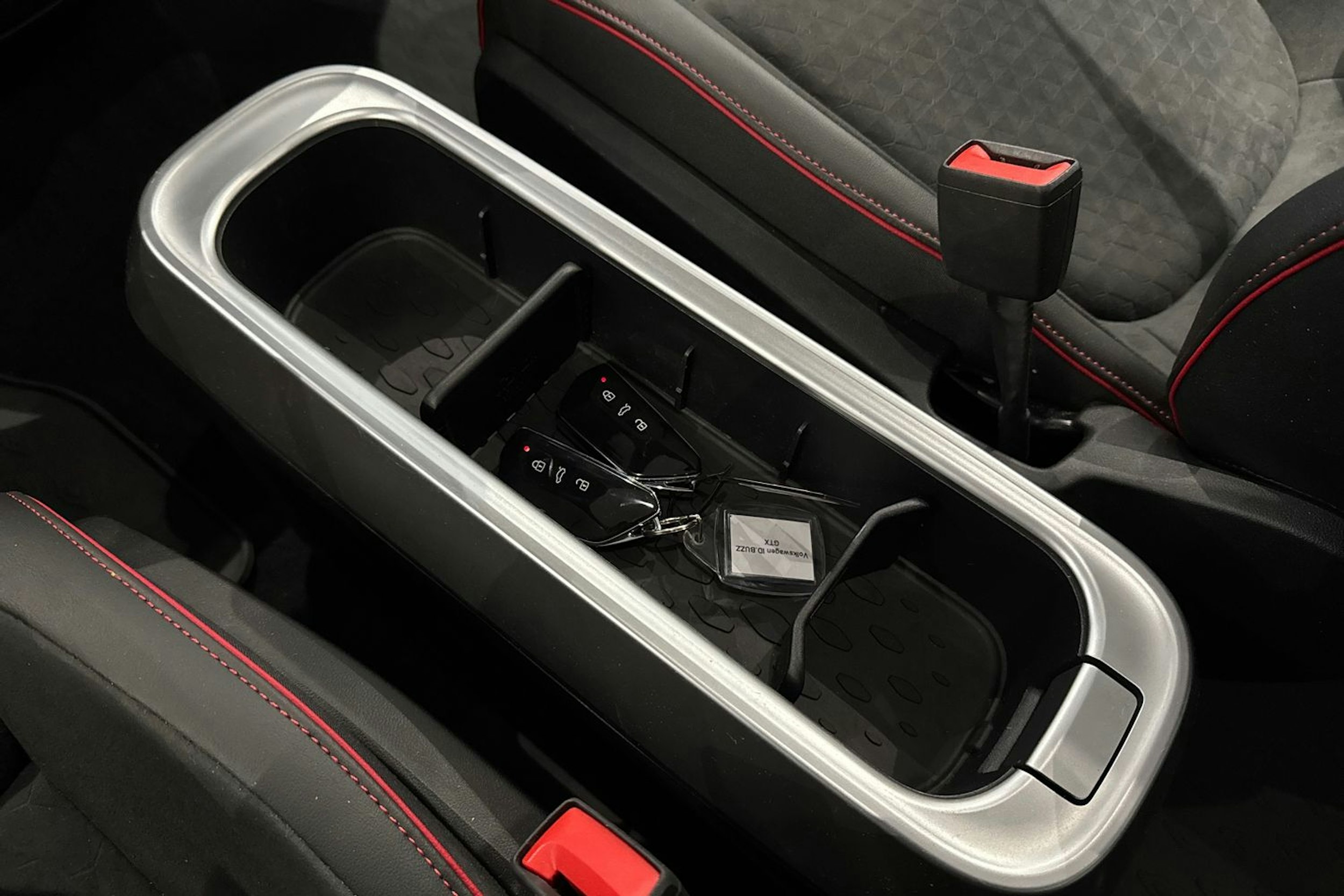 punainen Volkswagen ID. Buzz 2025 kuva 36.