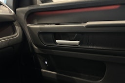 punainen Volkswagen ID. Buzz 2025 kuva 37.