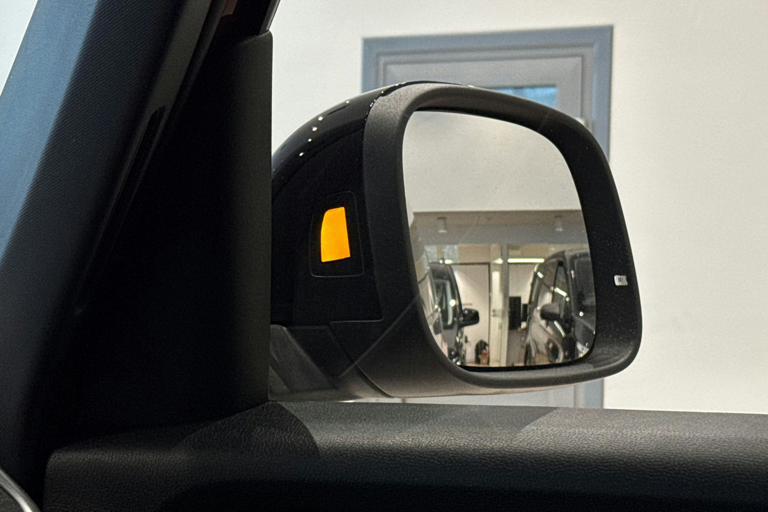 punainen Volkswagen ID. Buzz 2025 kuva 39.