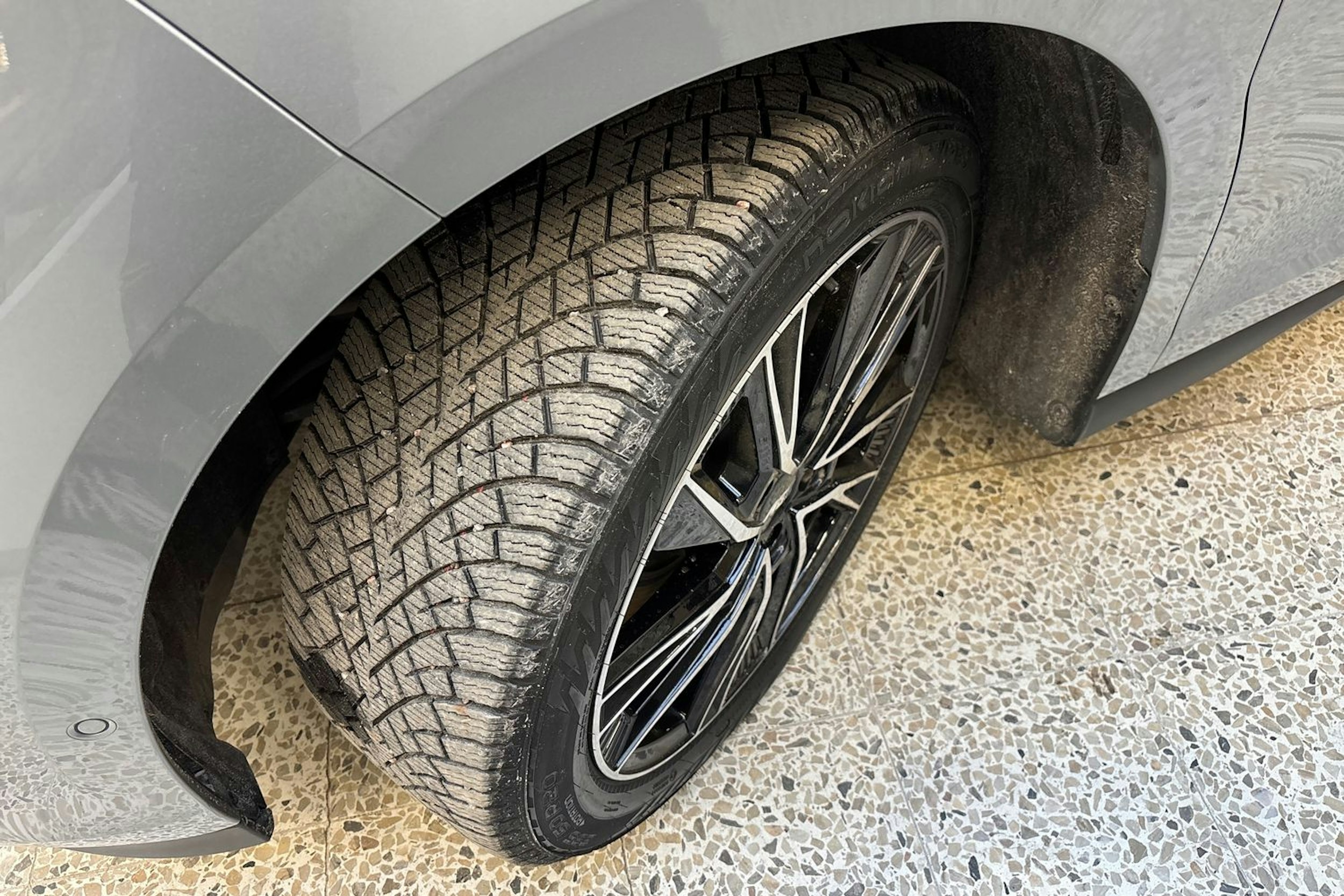 harmaa Volkswagen ID. Buzz 2025 kuva 13.