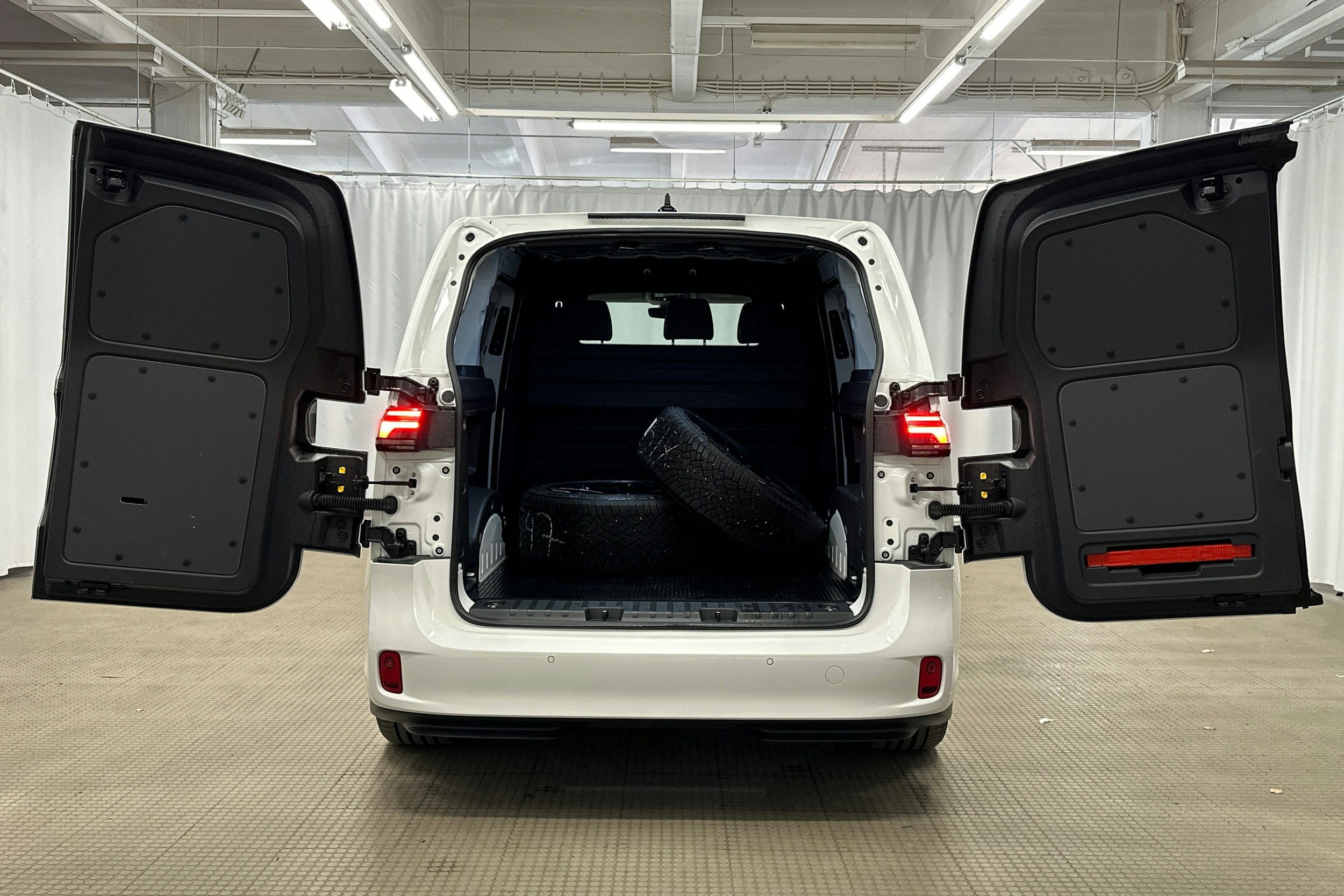 valkoinen Volkswagen ID. Buzz Cargo 2025 kuva 11.