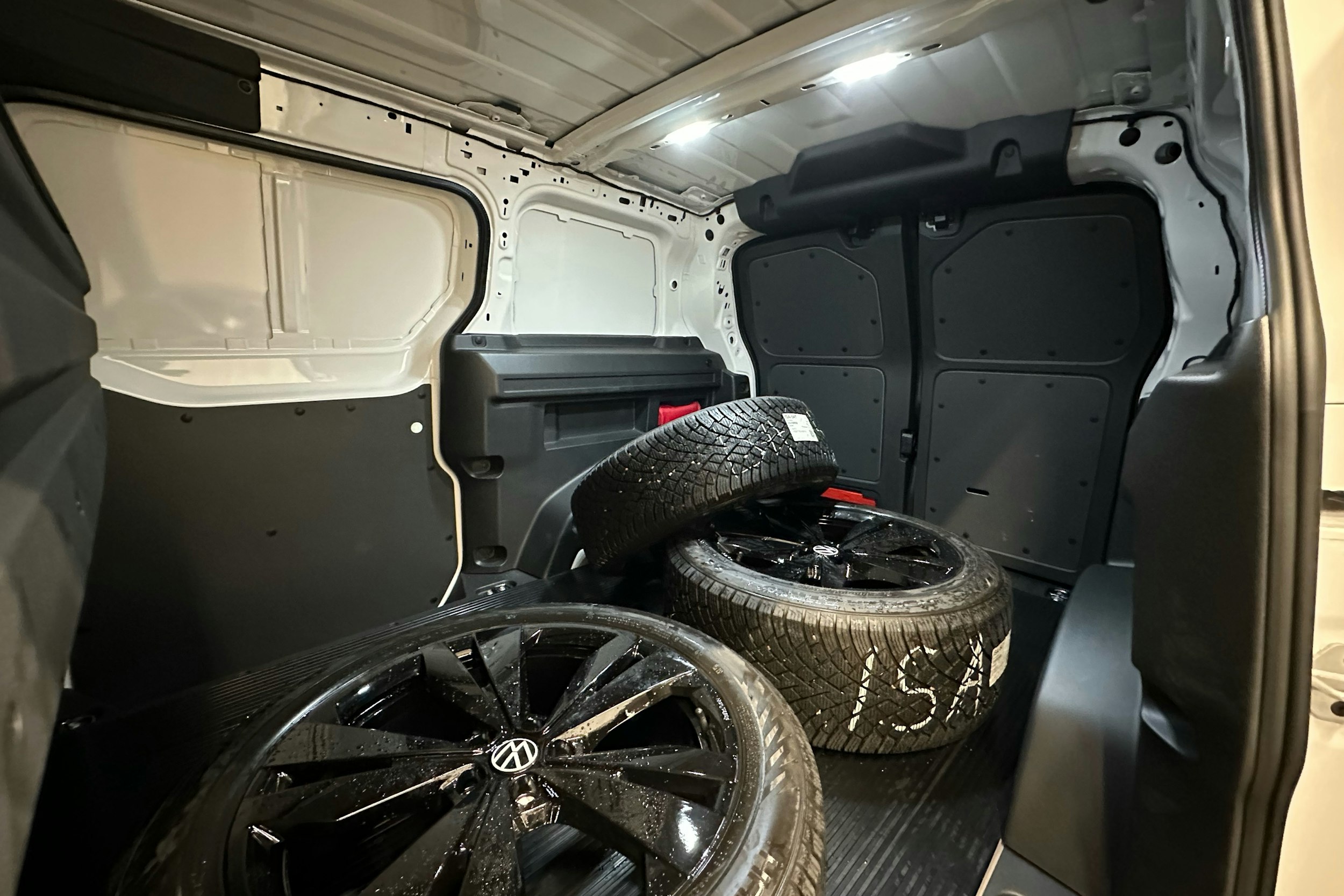 valkoinen Volkswagen ID. Buzz Cargo 2025 kuva 12.
