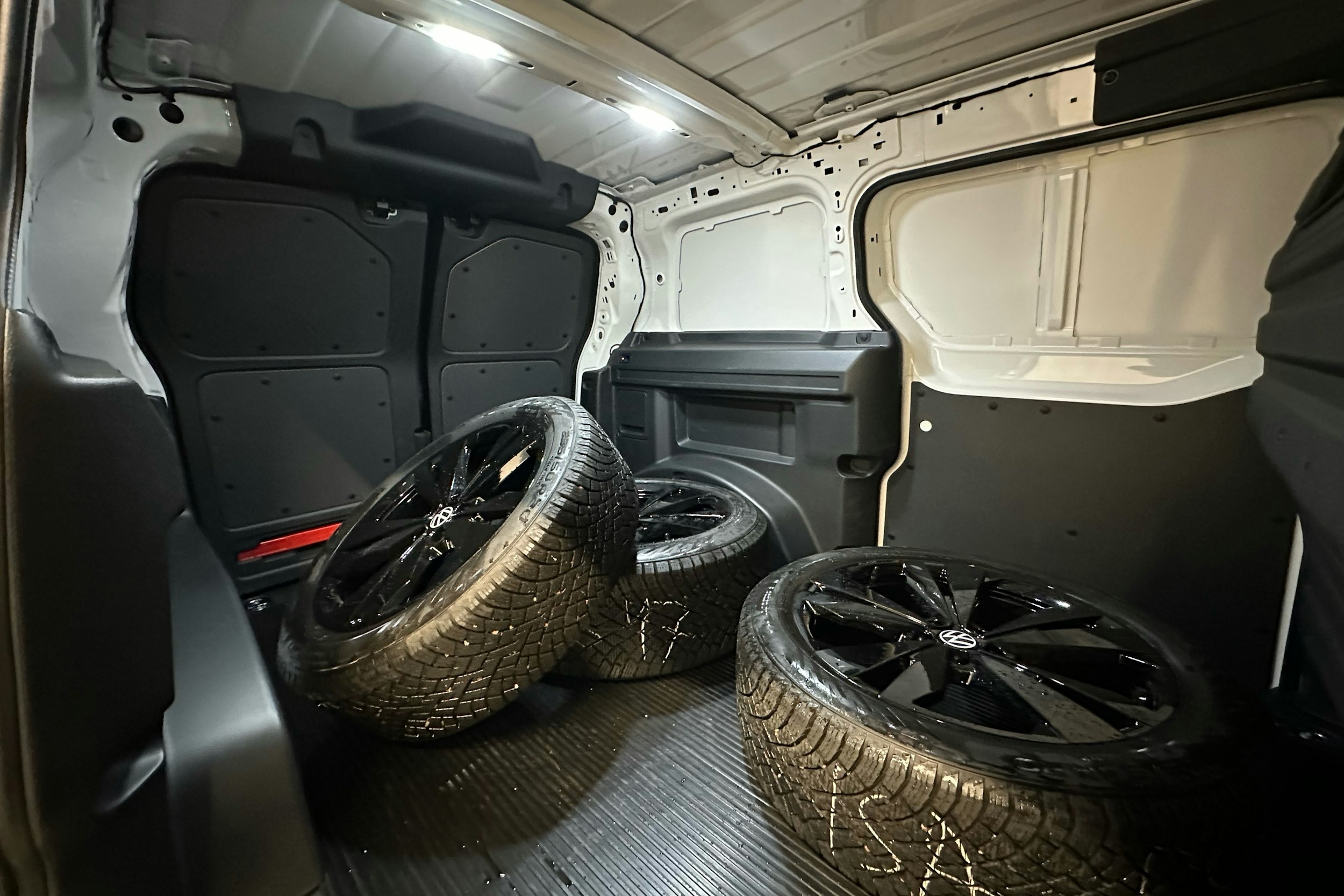 valkoinen Volkswagen ID. Buzz Cargo 2025 kuva 13.