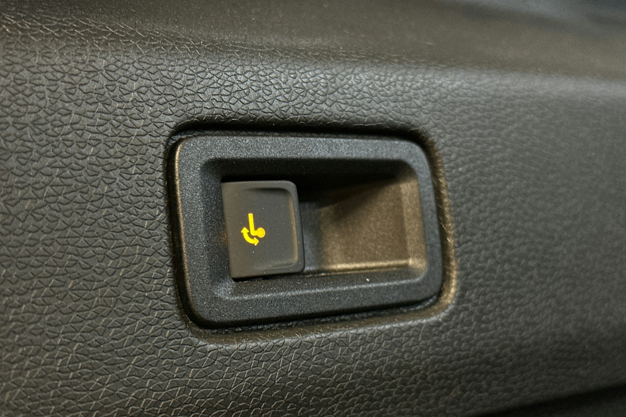 valkoinen Volkswagen ID. Buzz Cargo 2025 kuva 14.