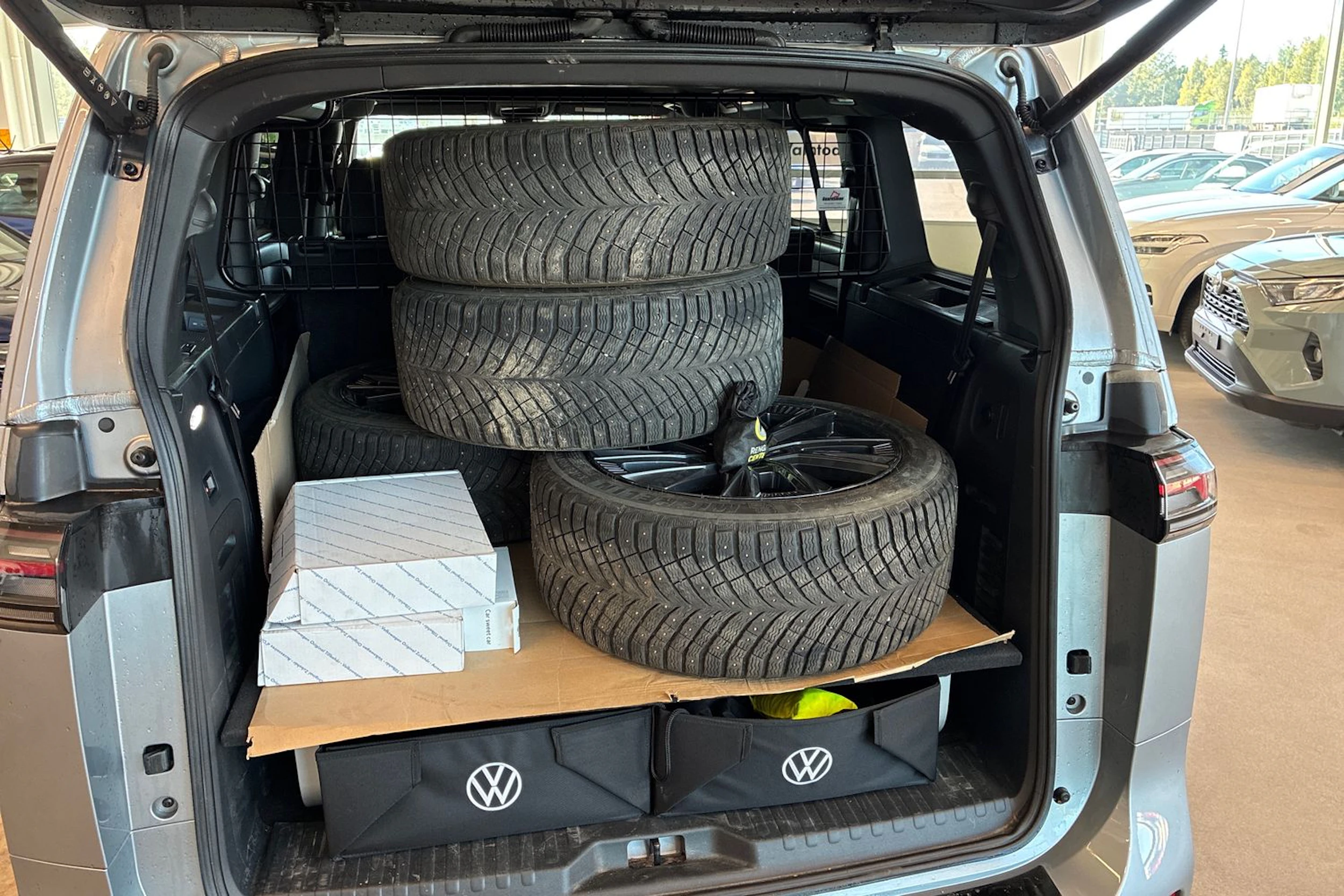 harmaa Volkswagen ID. Buzz 2025 kuva 9.