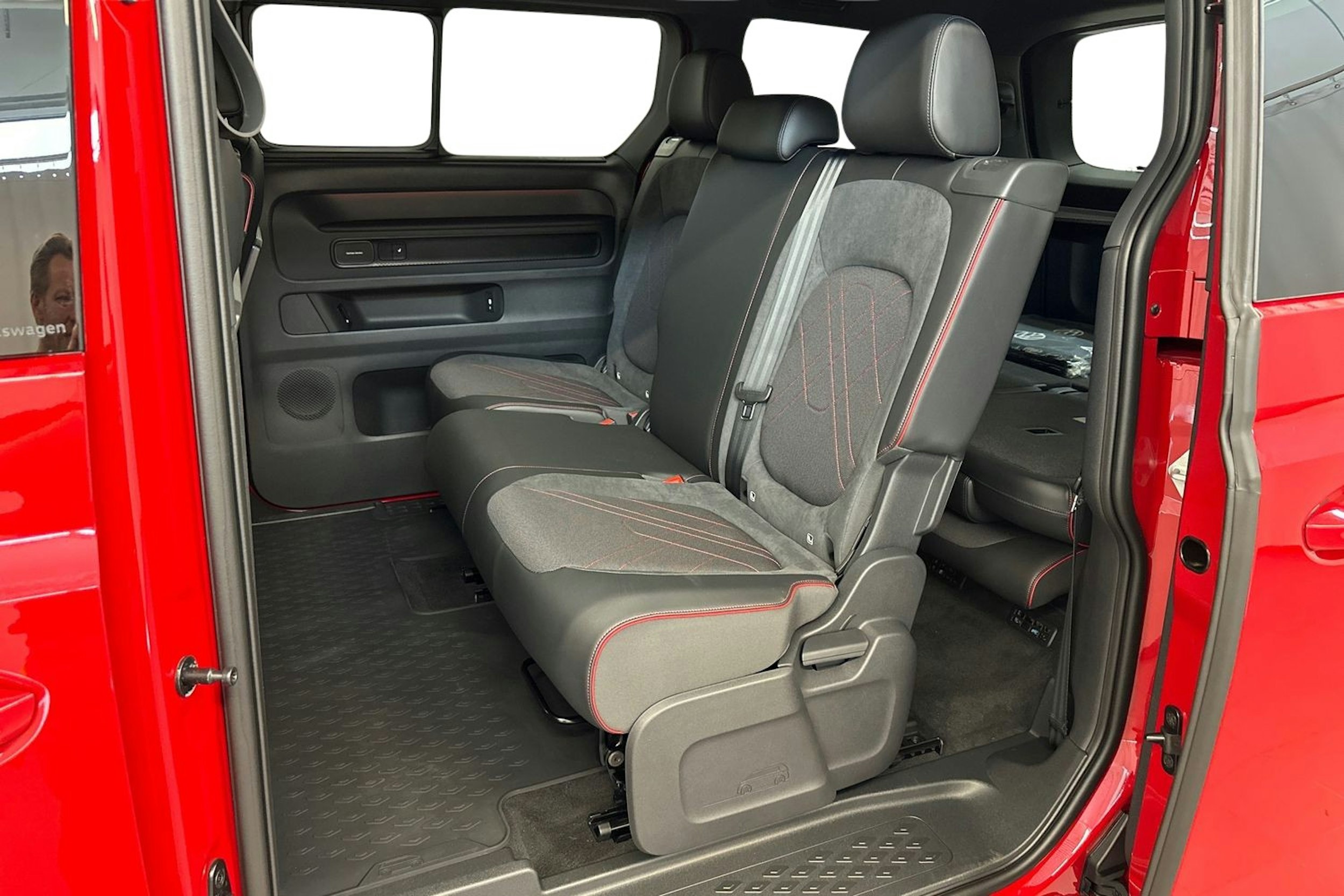 punainen Volkswagen ID. Buzz 2025 kuva 10.