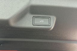 punainen Volkswagen ID. Buzz 2025 kuva 13.