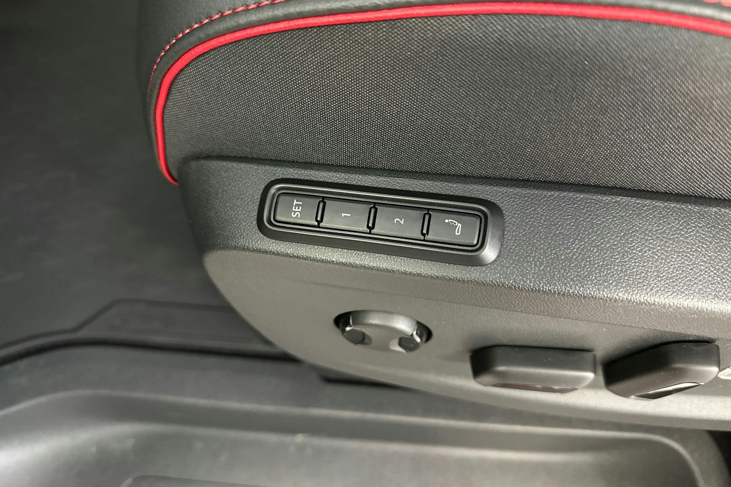 punainen Volkswagen ID. Buzz 2025 kuva 18.