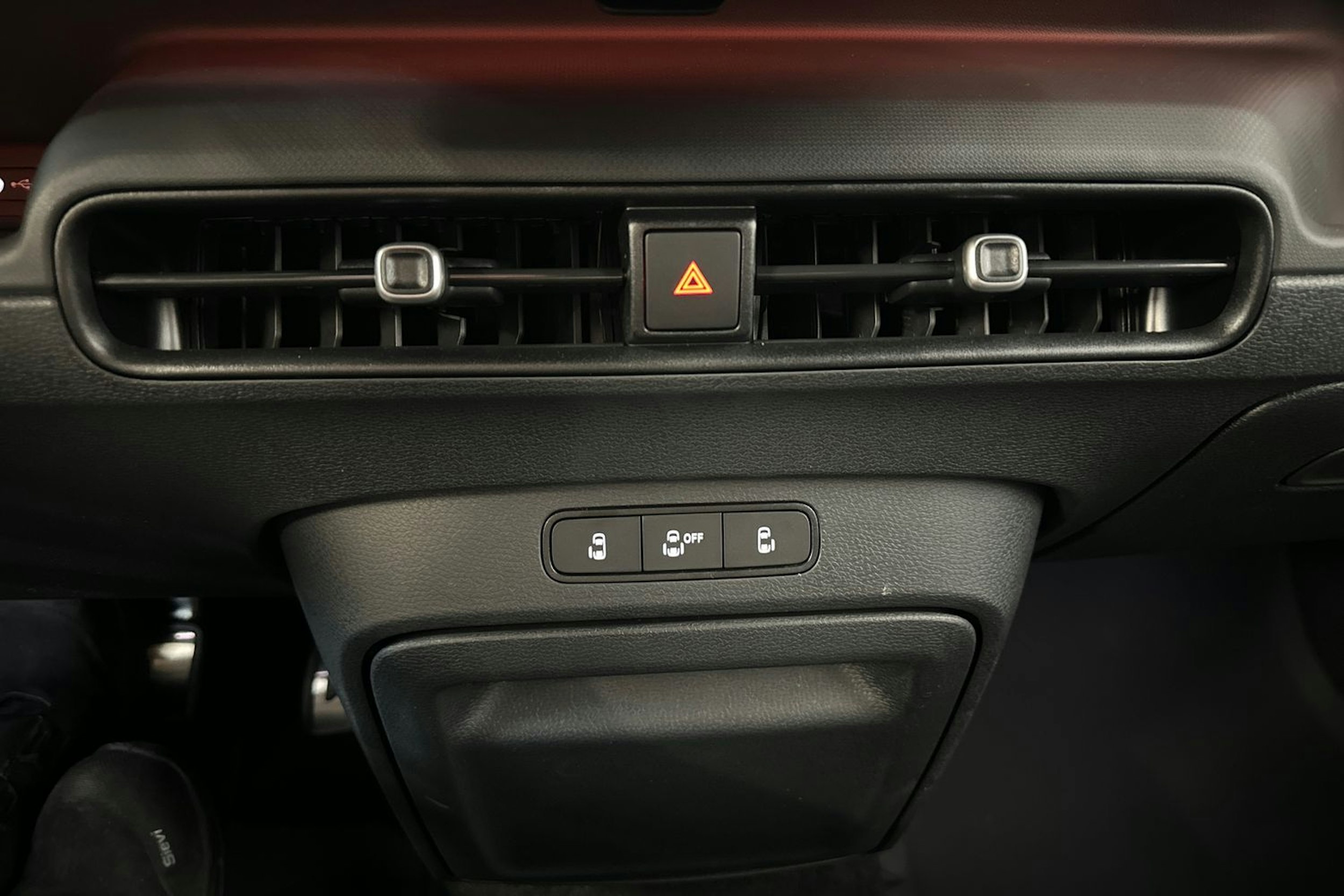 punainen Volkswagen ID. Buzz 2025 kuva 28.