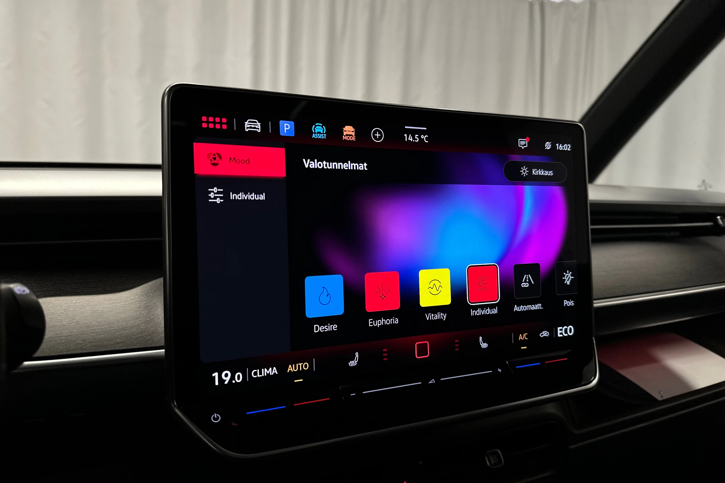 punainen Volkswagen ID. Buzz 2025 kuva 19.