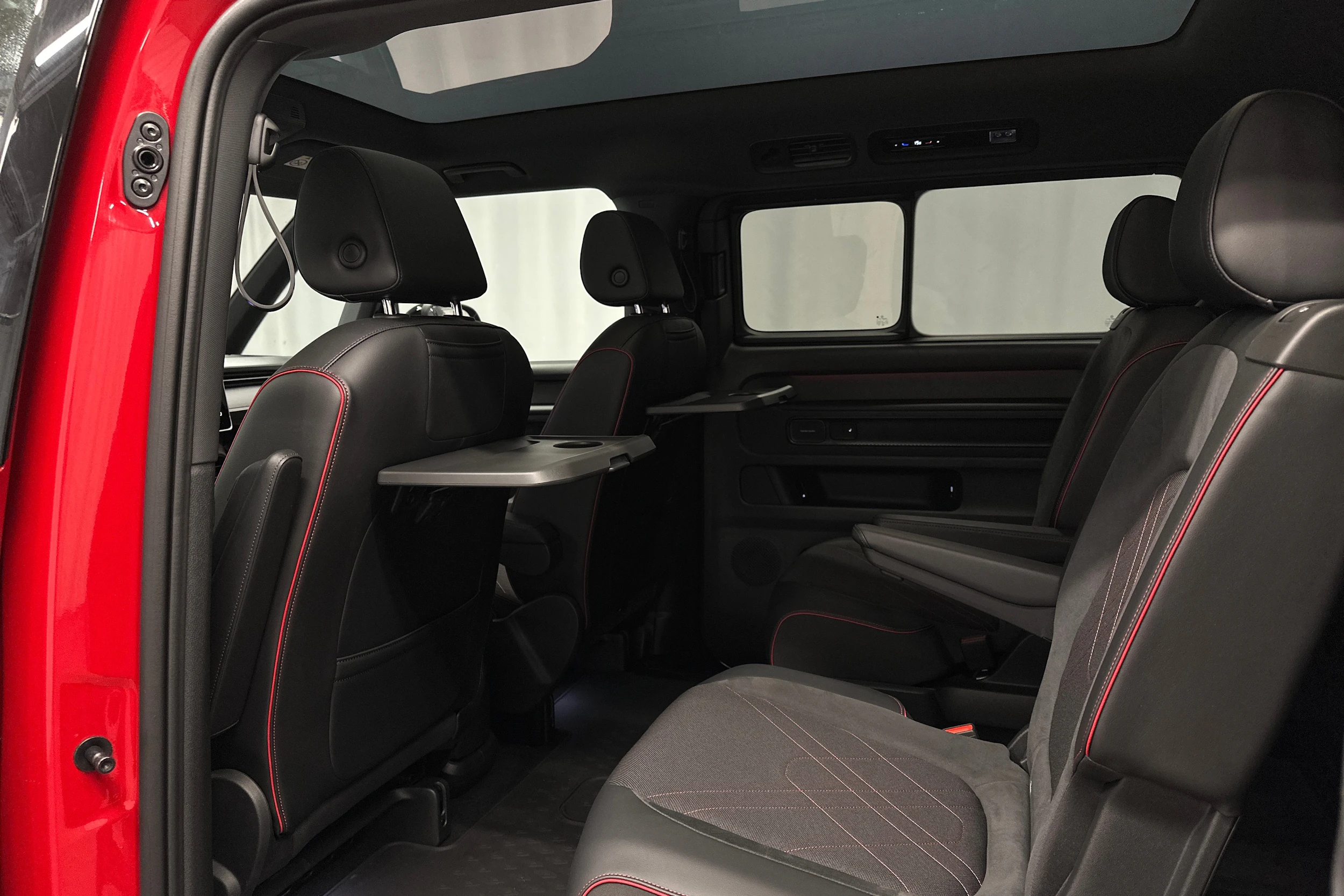 punainen Volkswagen ID. Buzz 2025 kuva 24.