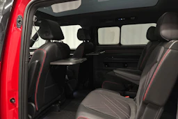 punainen Volkswagen ID. Buzz 2025 kuva 24.