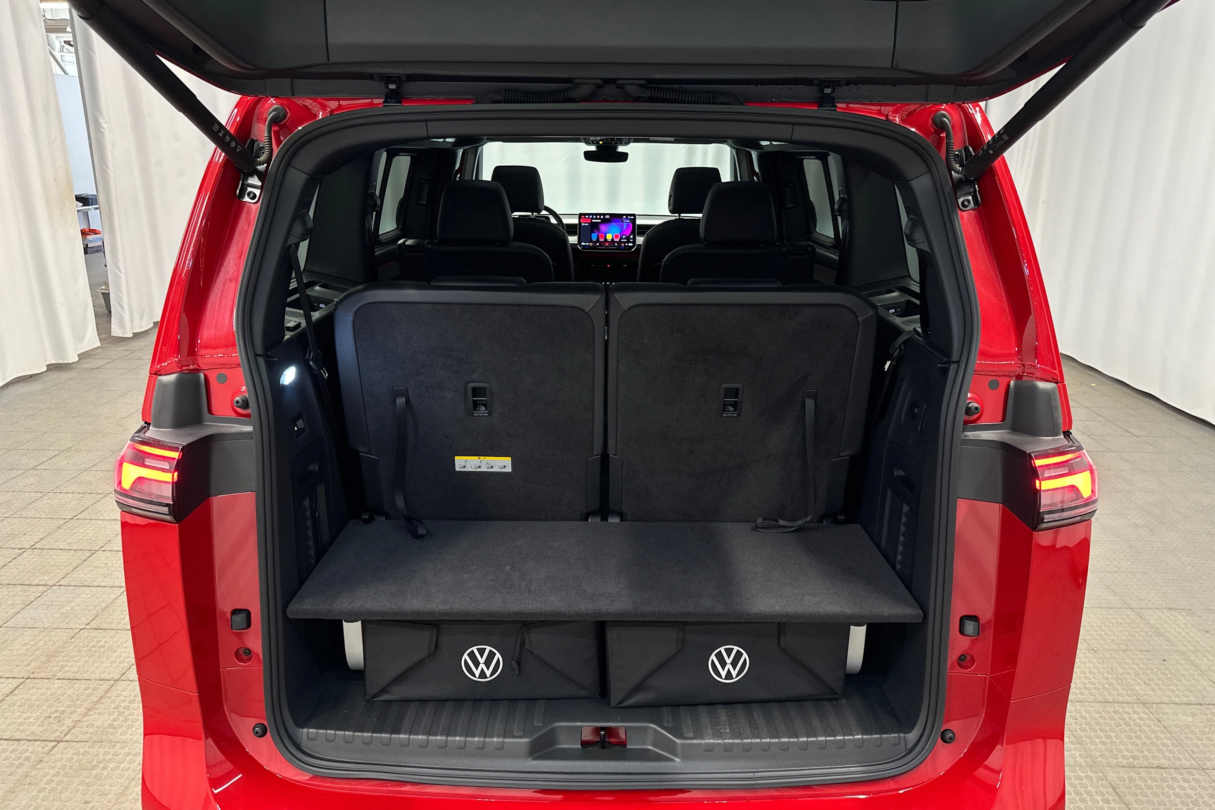 punainen Volkswagen ID. Buzz 2025 kuva 29.