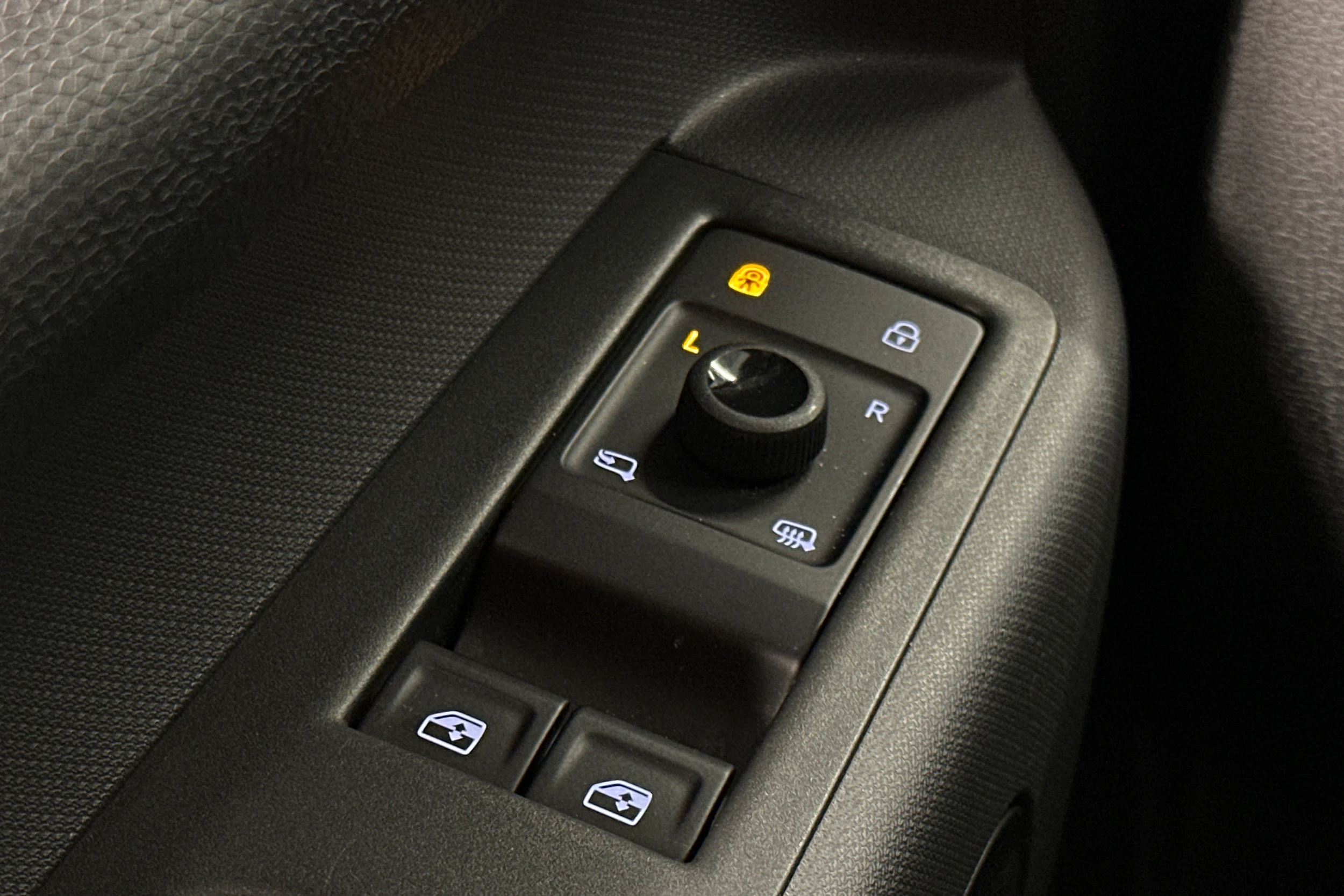 monivär. Volkswagen ID. Buzz 2025 kuva 18.