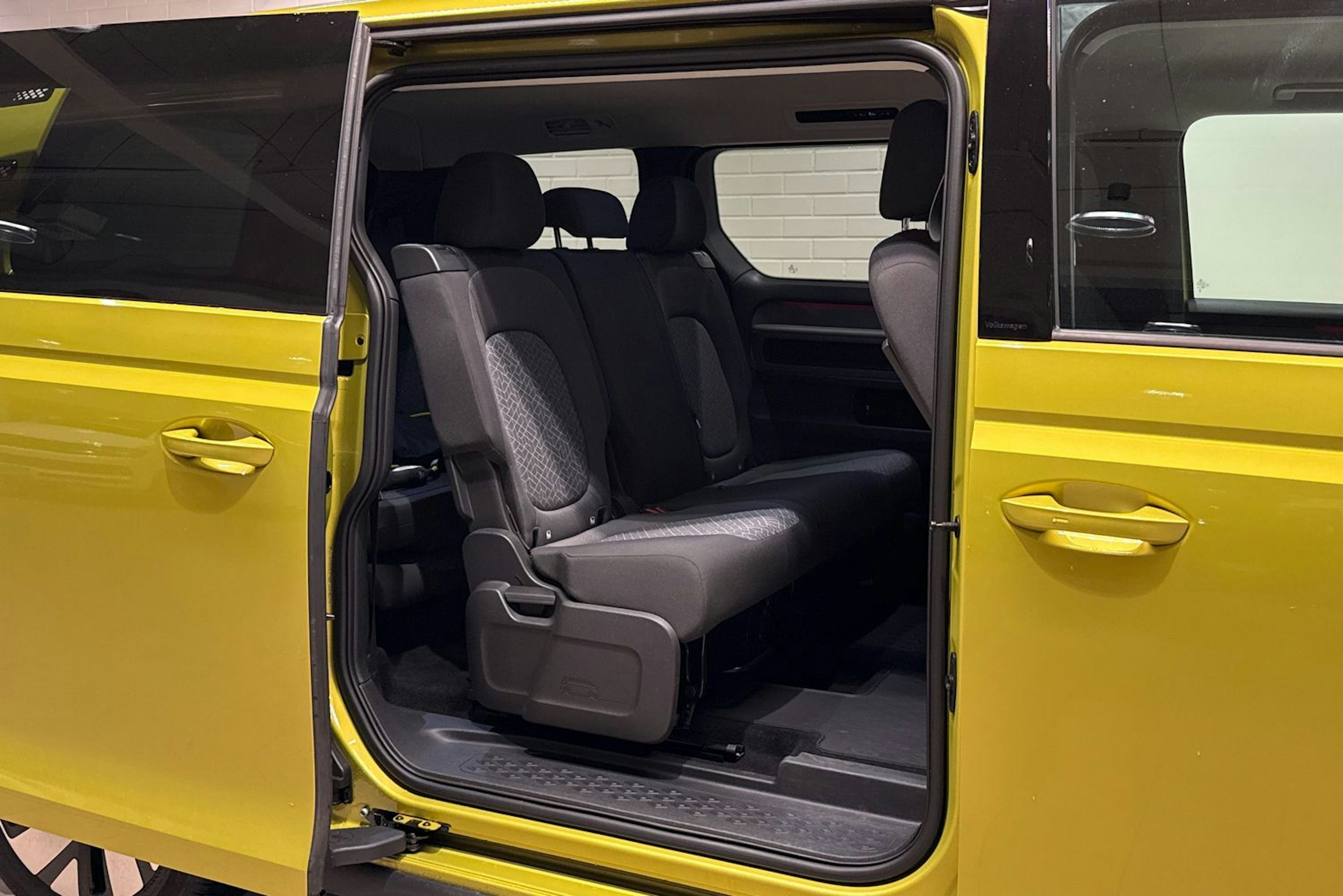 keltainen Volkswagen ID. Buzz 2025 kuva 16.