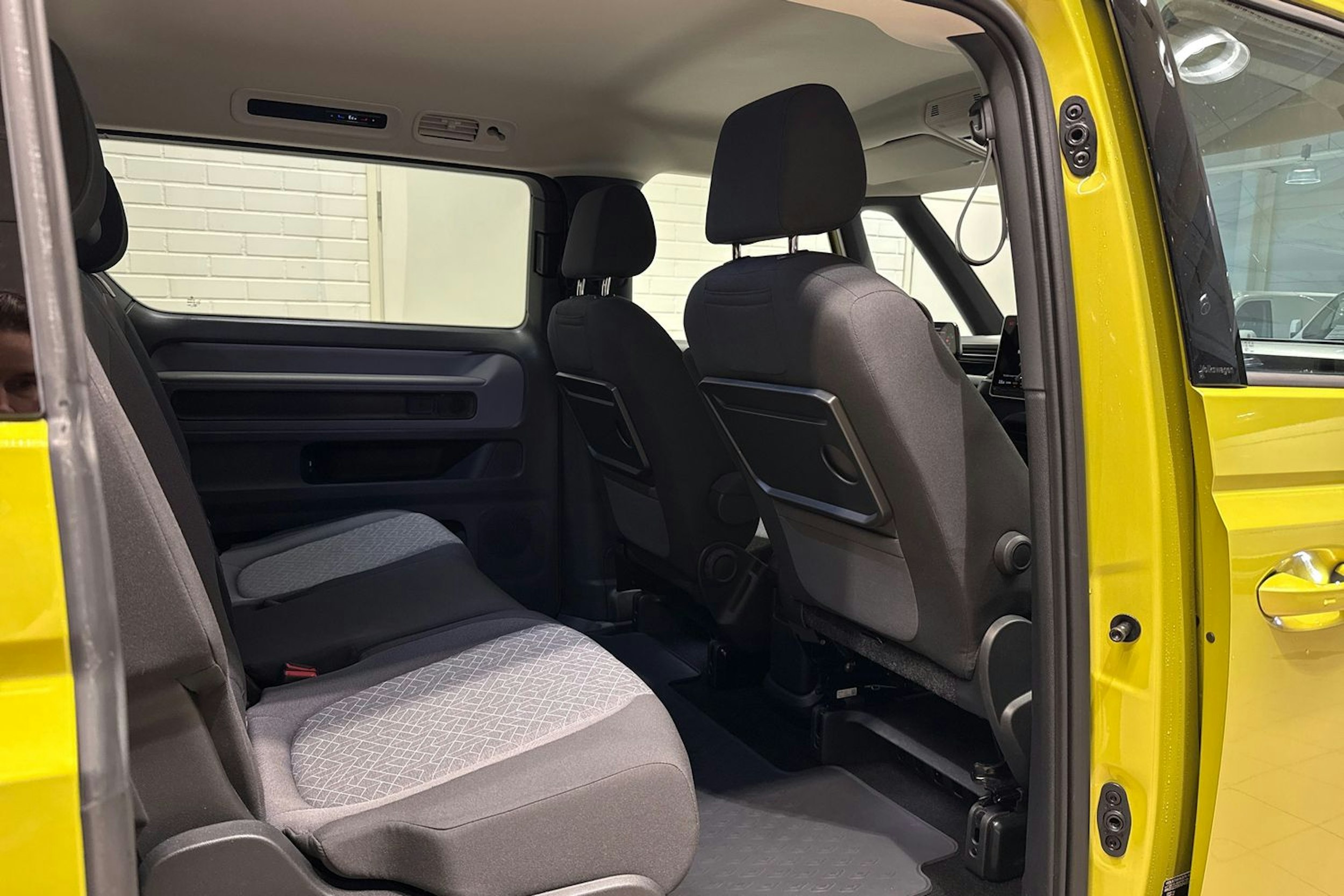 keltainen Volkswagen ID. Buzz 2025 kuva 19.