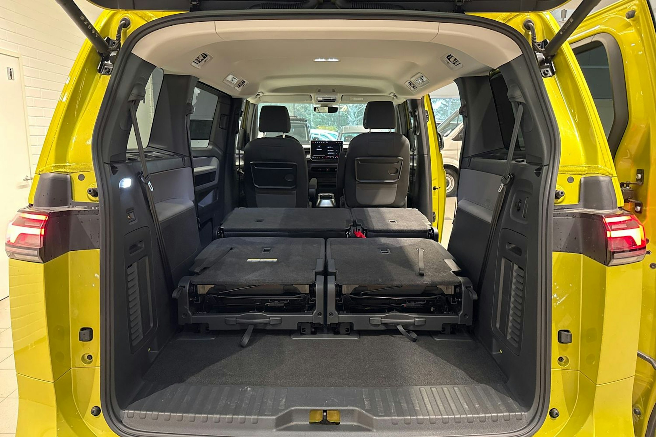 keltainen Volkswagen ID. Buzz 2025 kuva 24.