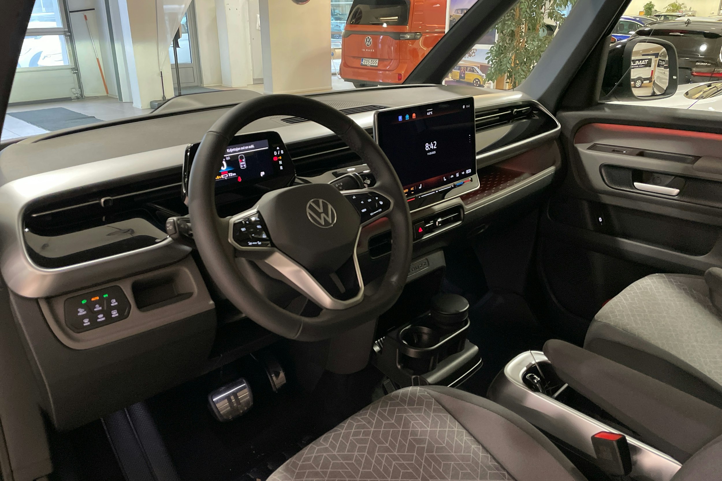 met. harmaa Volkswagen ID. Buzz 2025 kuva 6.