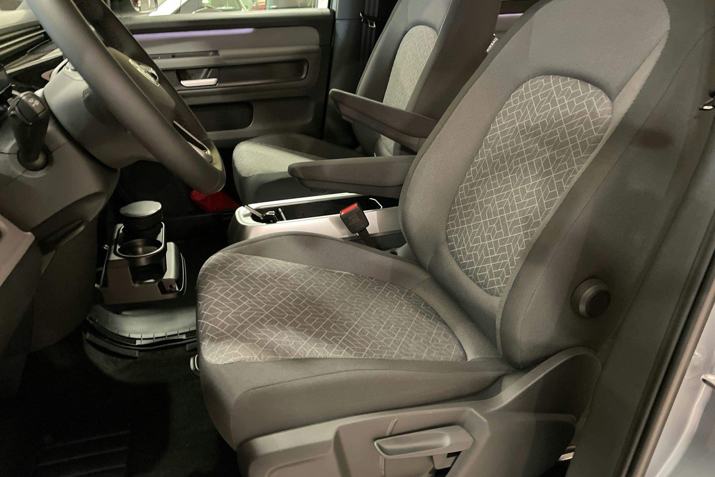 met. harmaa Volkswagen ID. Buzz 2025 kuva 8.