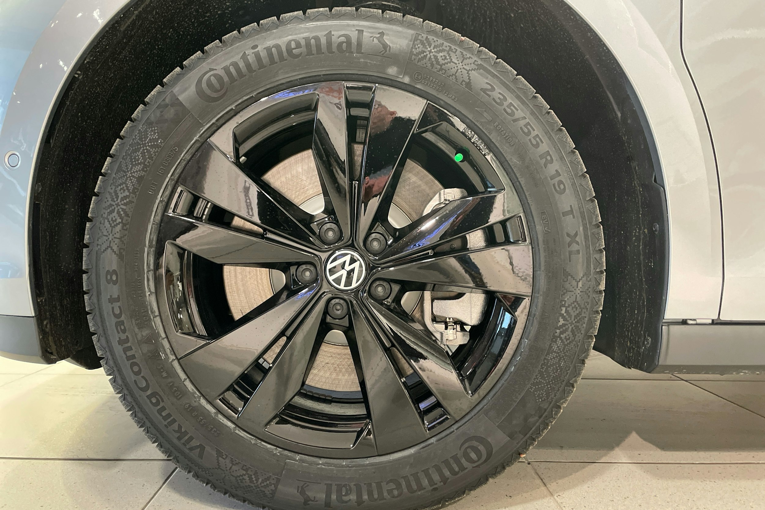 met. harmaa Volkswagen ID. Buzz 2025 kuva 9.