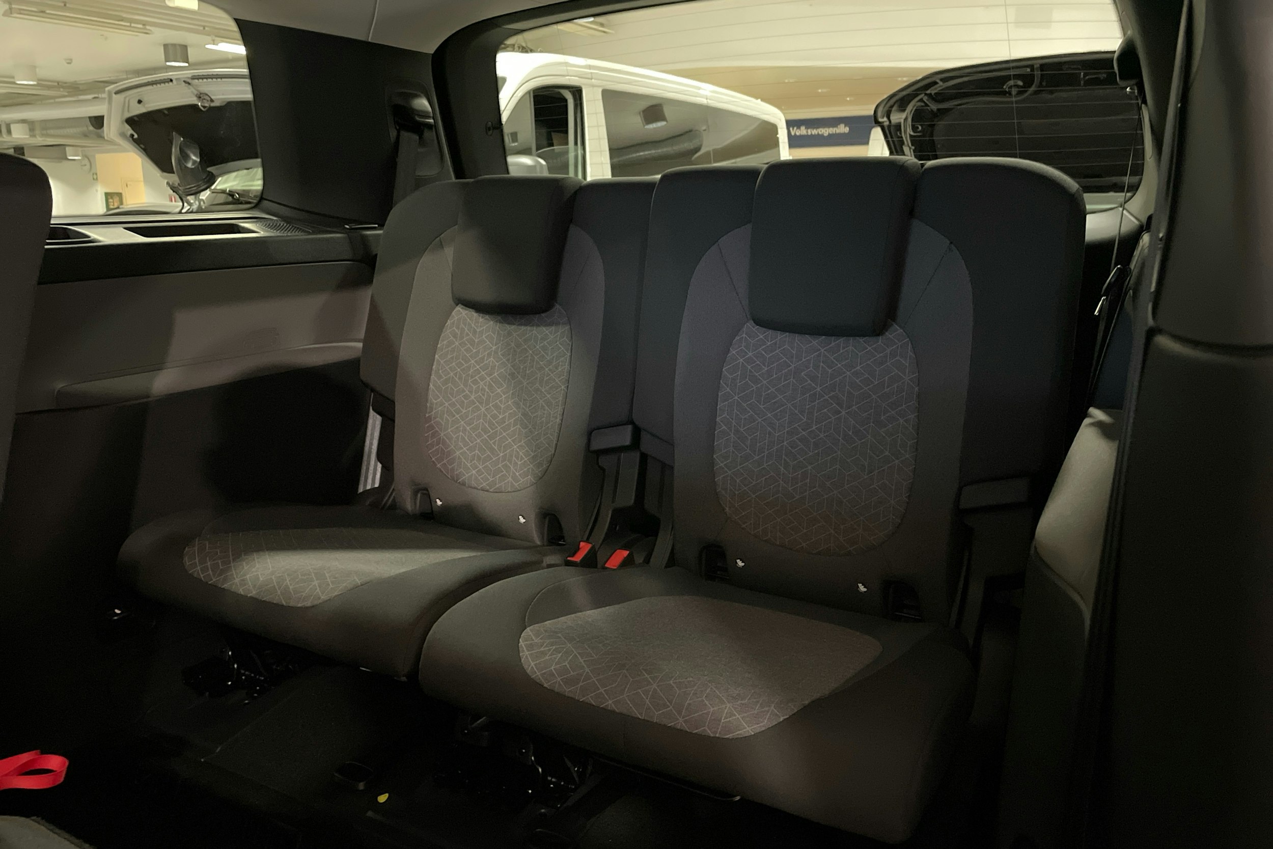 met. harmaa Volkswagen ID. Buzz 2025 kuva 12.