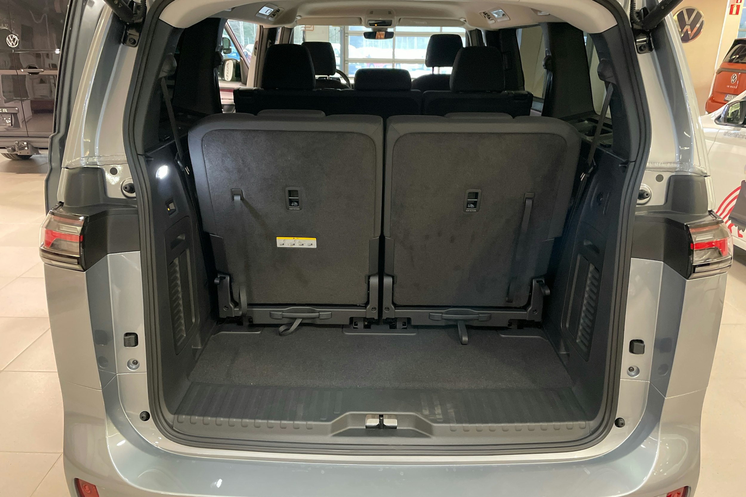 met. harmaa Volkswagen ID. Buzz 2025 kuva 13.