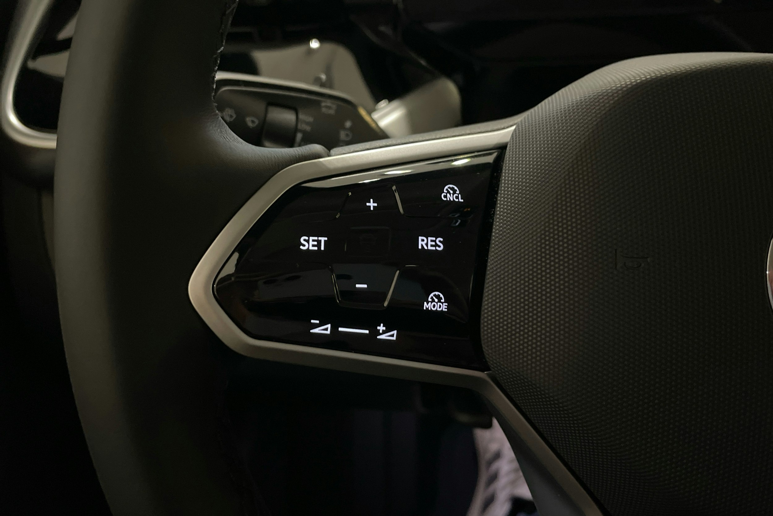 met. harmaa Volkswagen ID. Buzz 2025 kuva 19.
