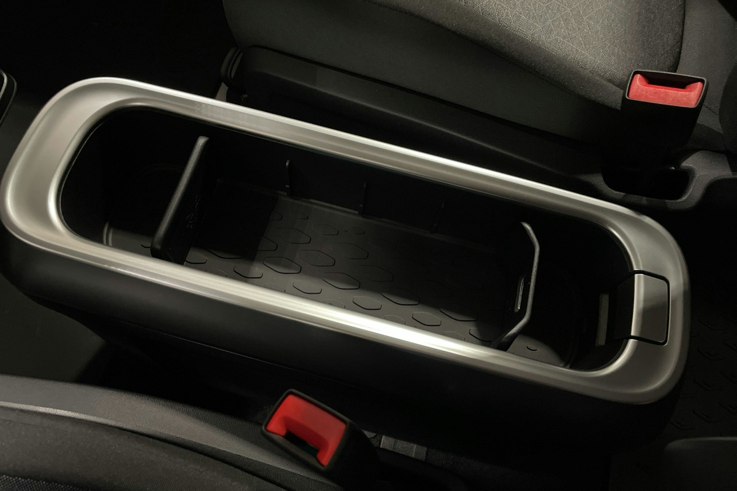 met. harmaa Volkswagen ID. Buzz 2025 kuva 29.