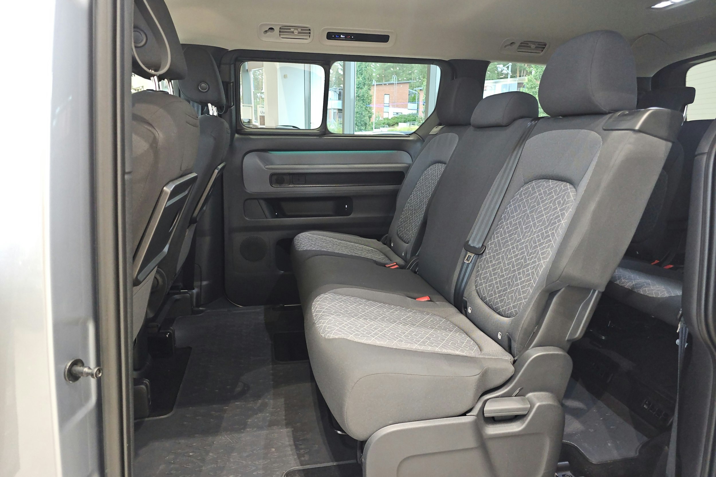 harmaa Volkswagen ID. Buzz 2025 kuva 8.