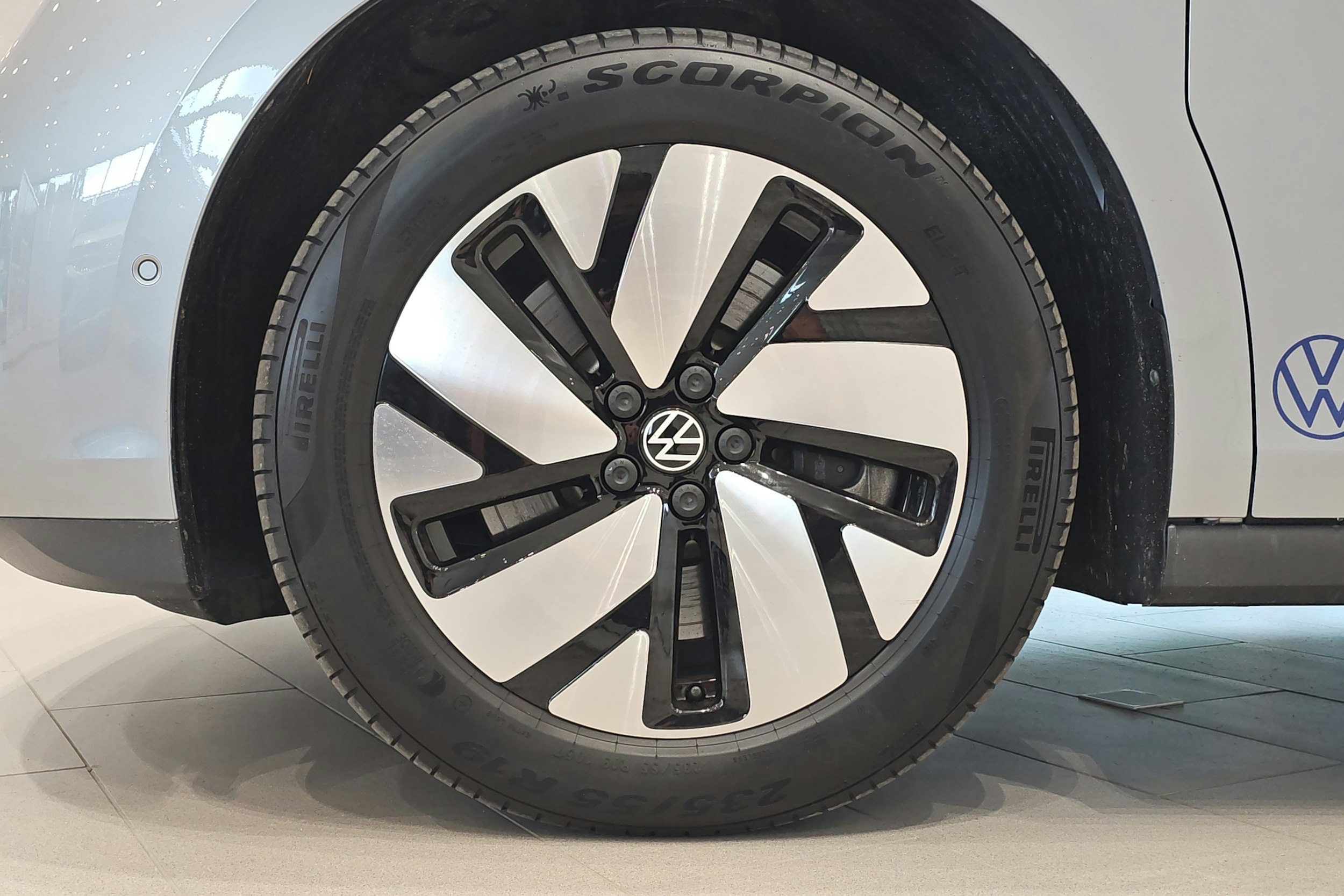 harmaa Volkswagen ID. Buzz 2025 kuva 9.