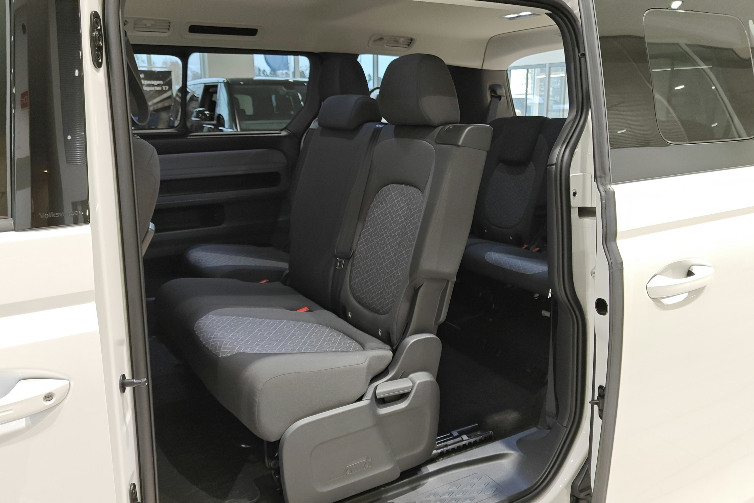 valkoinen Volkswagen ID. Buzz 2025 kuva 12.