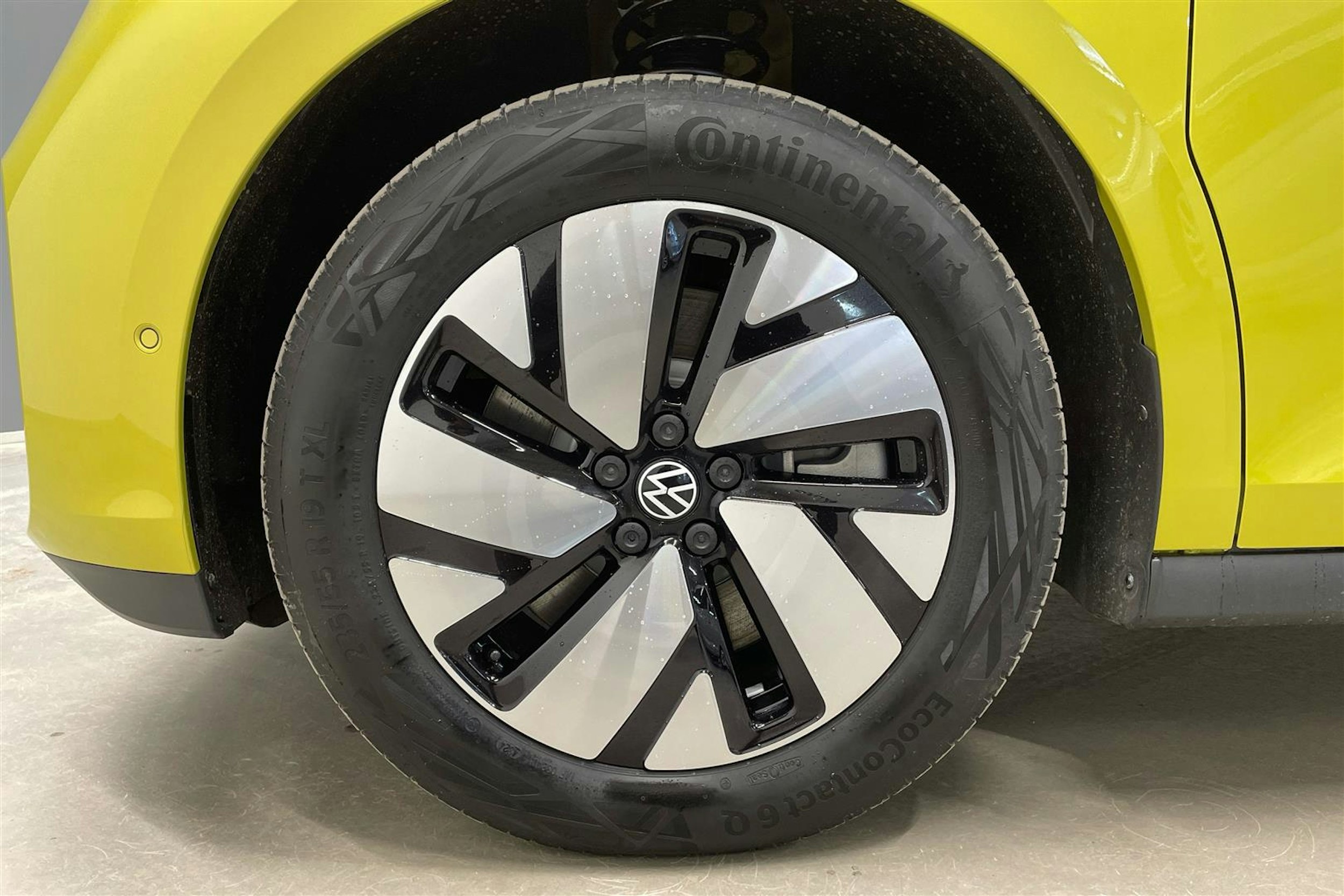 met. keltainen Volkswagen ID. Buzz 2025 kuva 9.