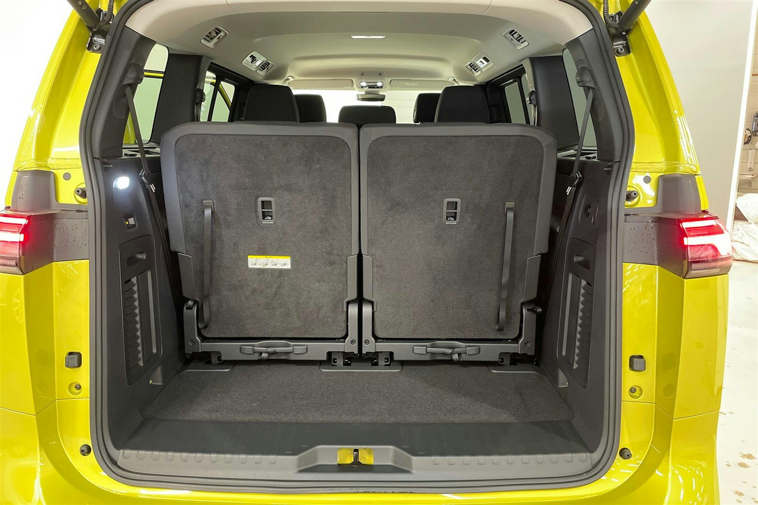 met. keltainen Volkswagen ID. Buzz 2025 kuva 12.