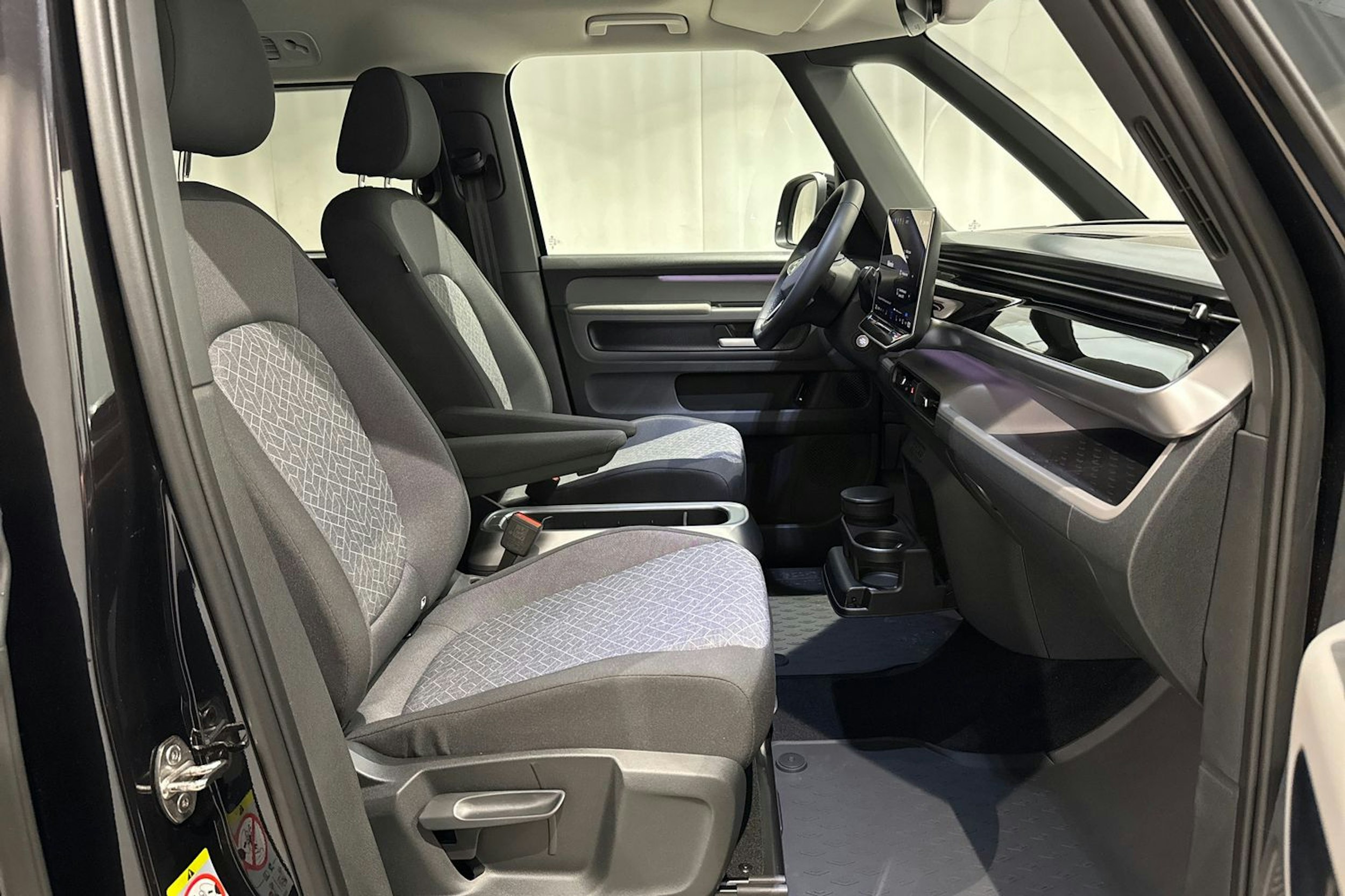 met. musta Volkswagen ID. Buzz 2025 kuva 14.