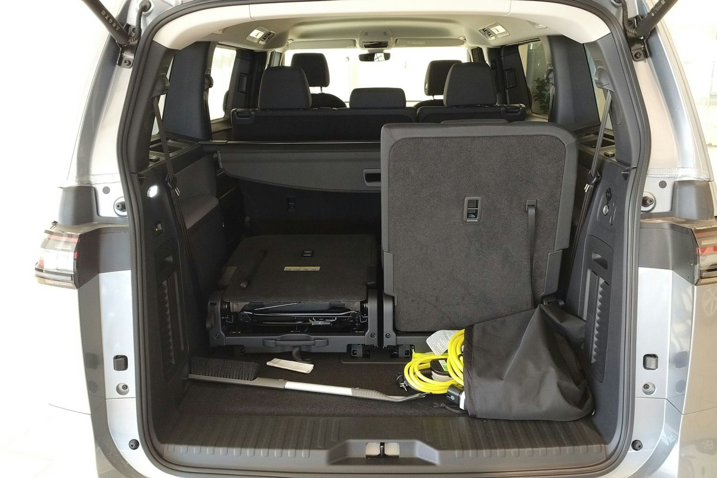 harmaa Volkswagen ID. Buzz 2025 kuva 12.
