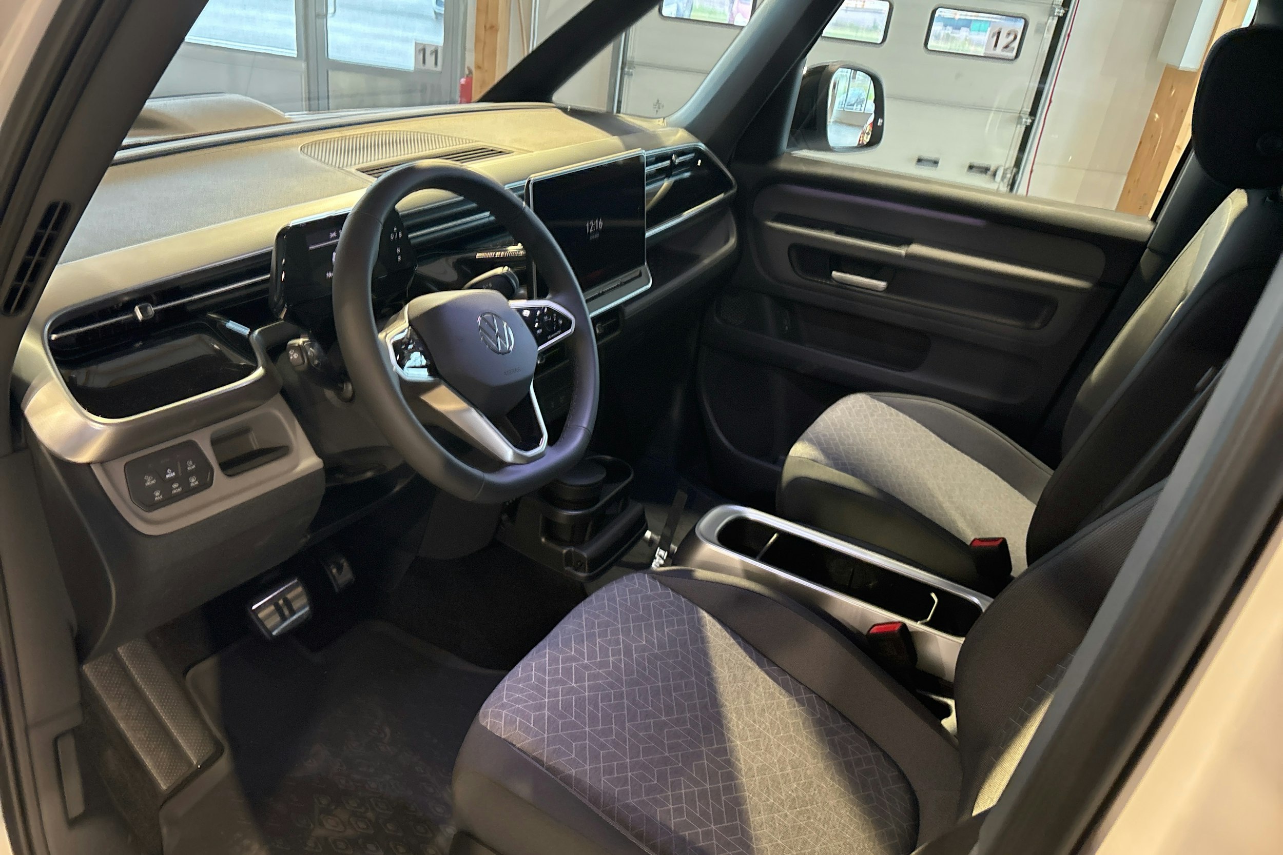 valkoinen Volkswagen ID. Buzz 2025 kuva 6.