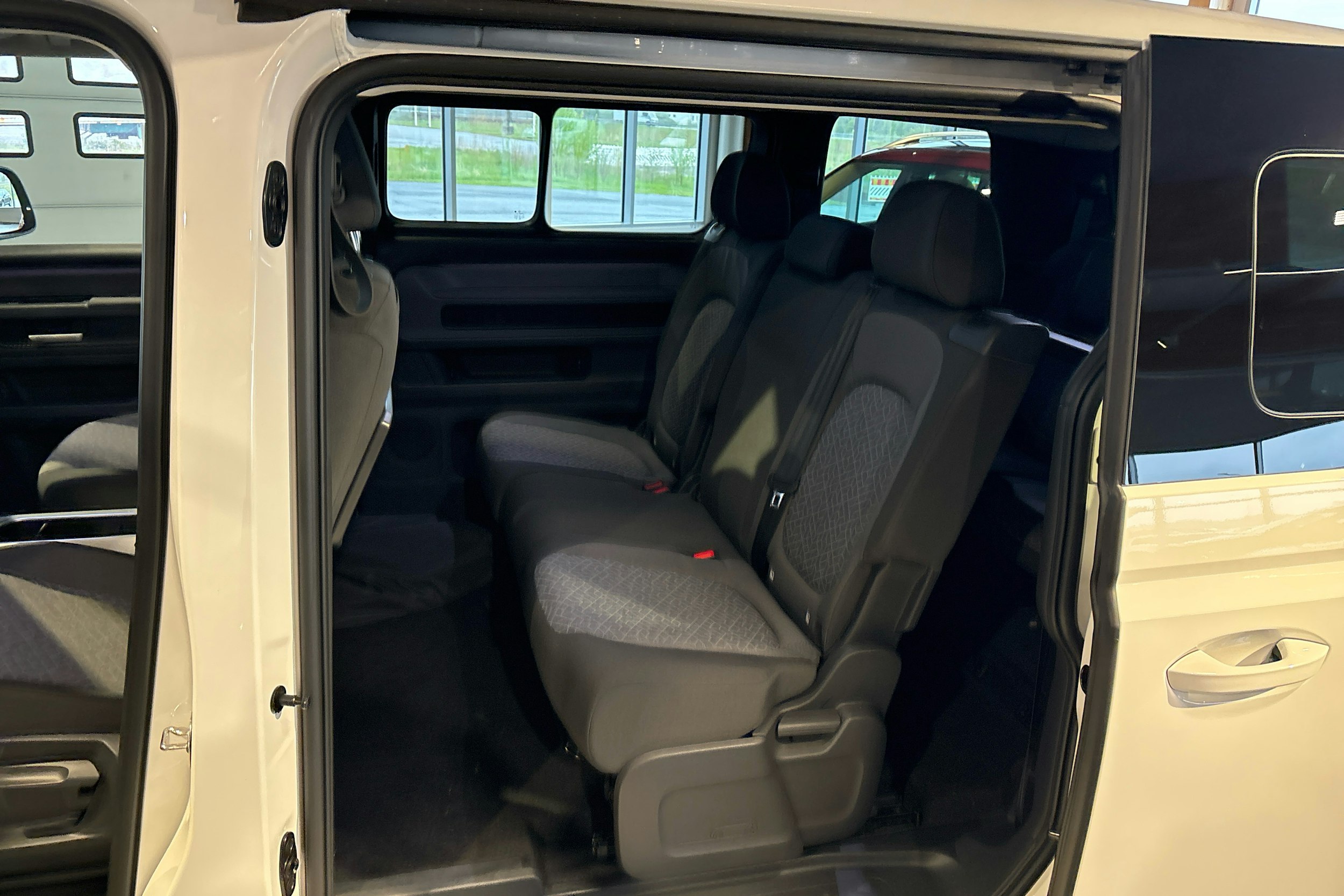 valkoinen Volkswagen ID. Buzz 2025 kuva 8.