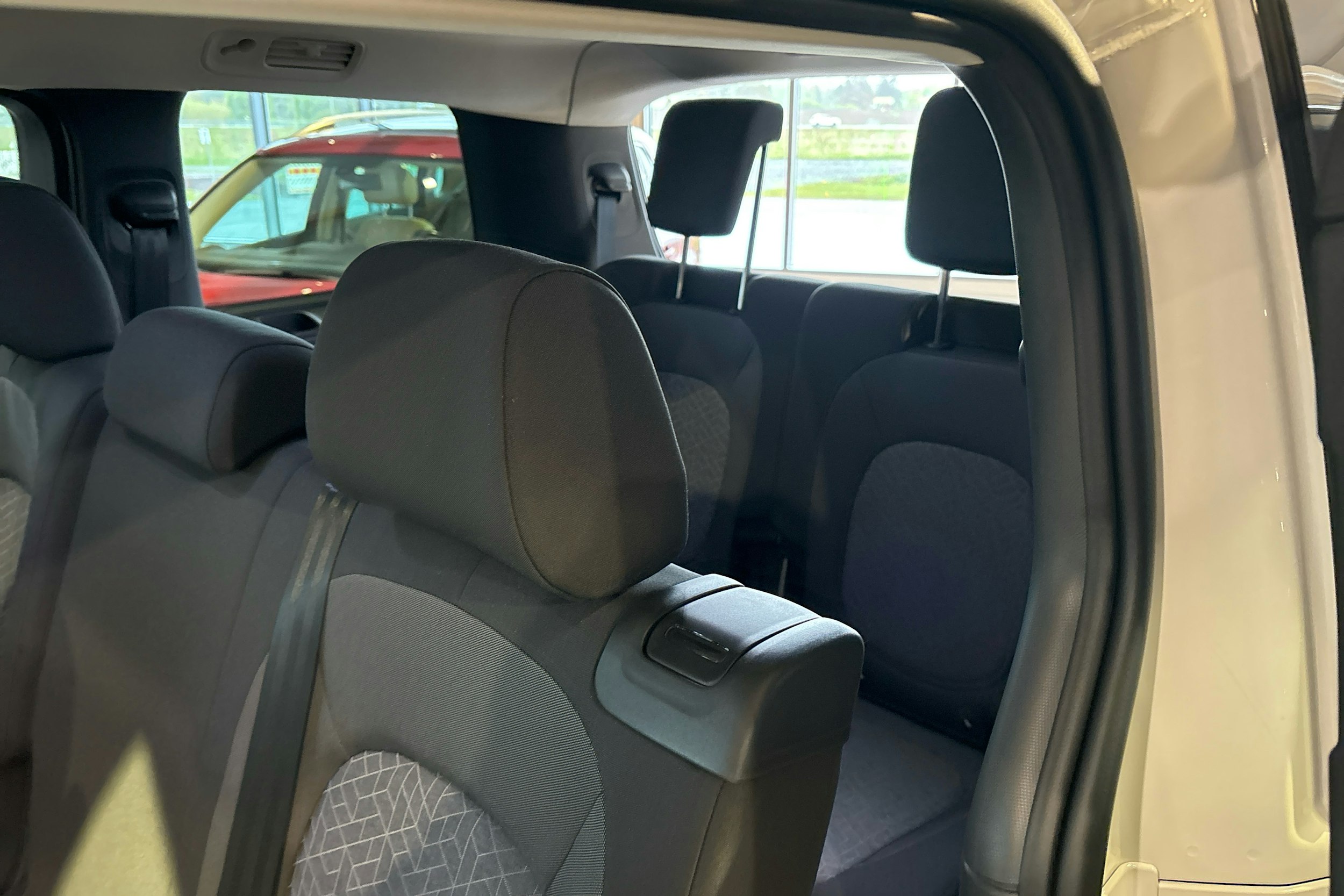 valkoinen Volkswagen ID. Buzz 2025 kuva 12.