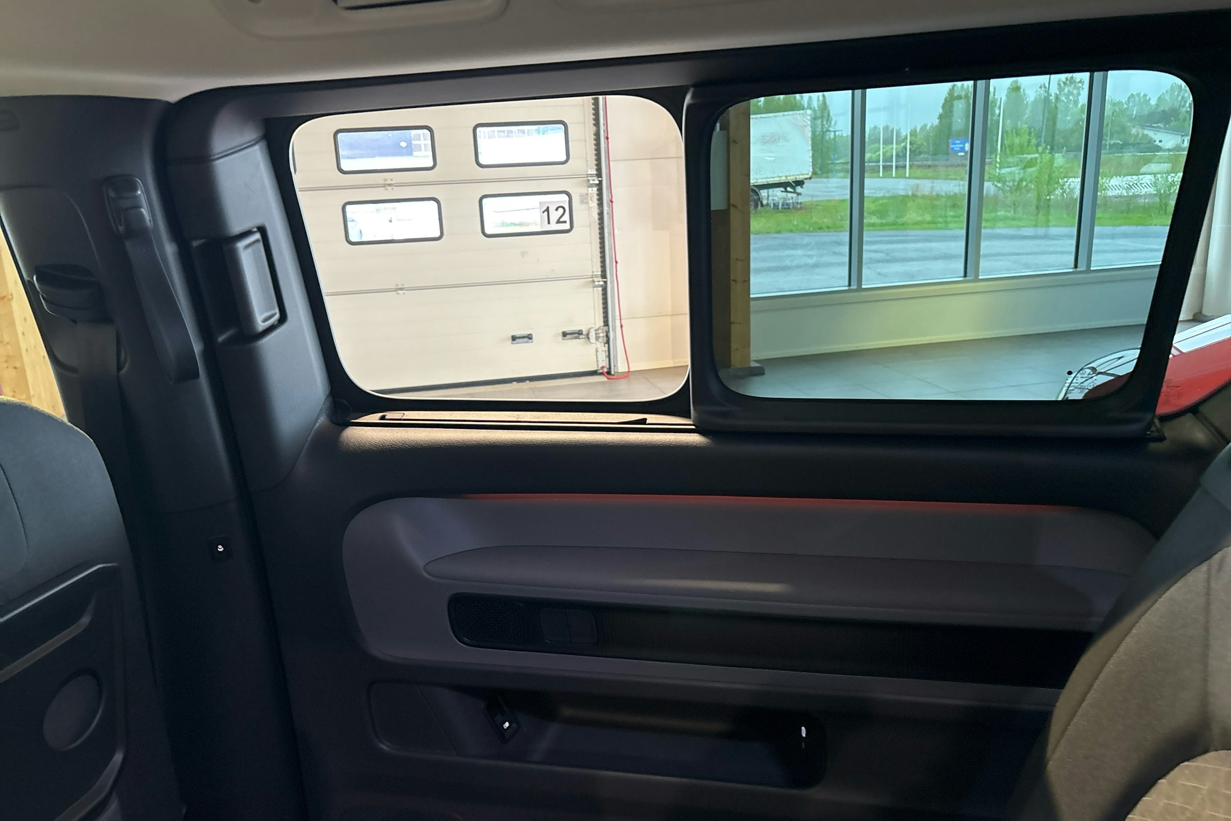 valkoinen Volkswagen ID. Buzz 2025 kuva 13.