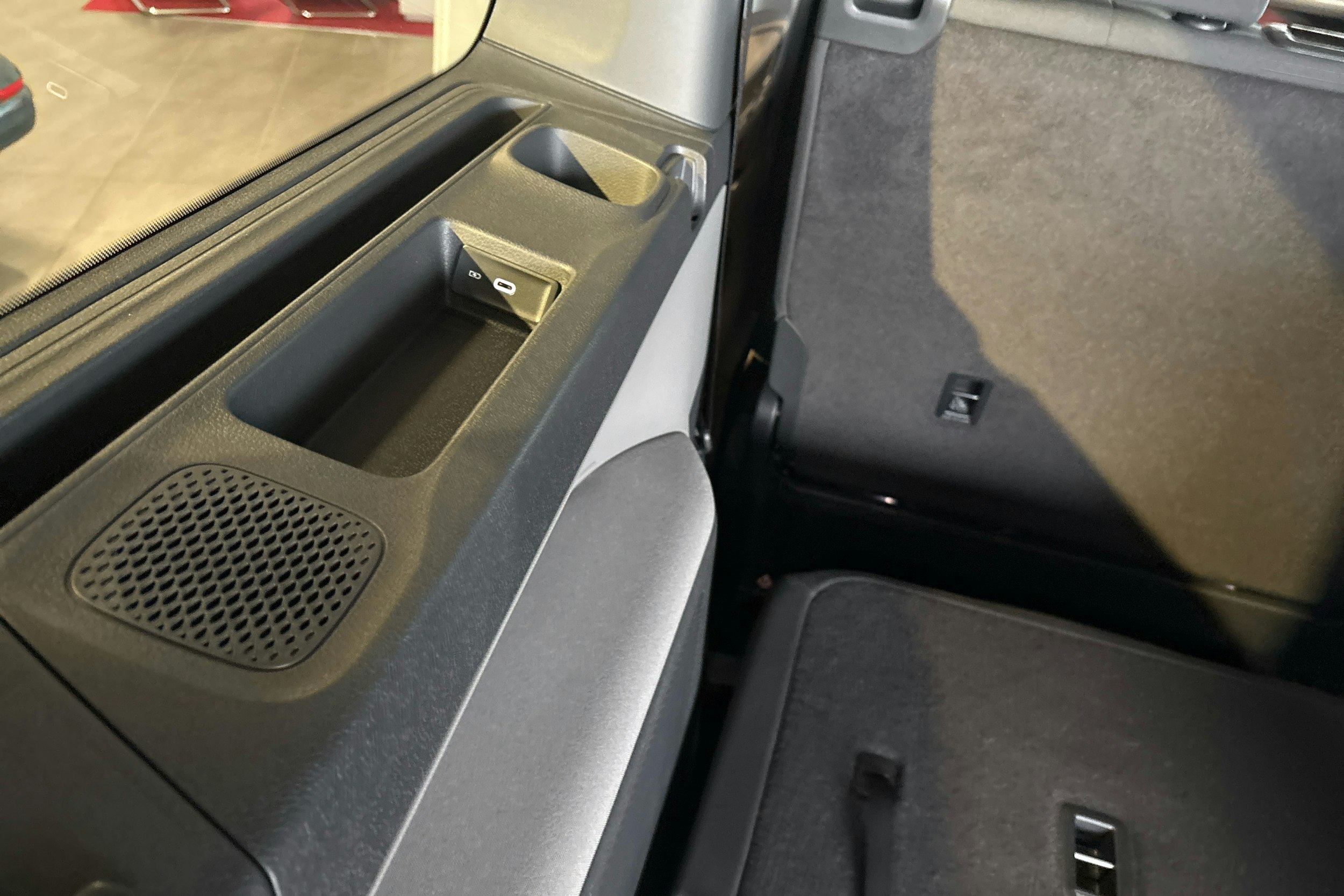 valkoinen Volkswagen ID. Buzz 2025 kuva 17.