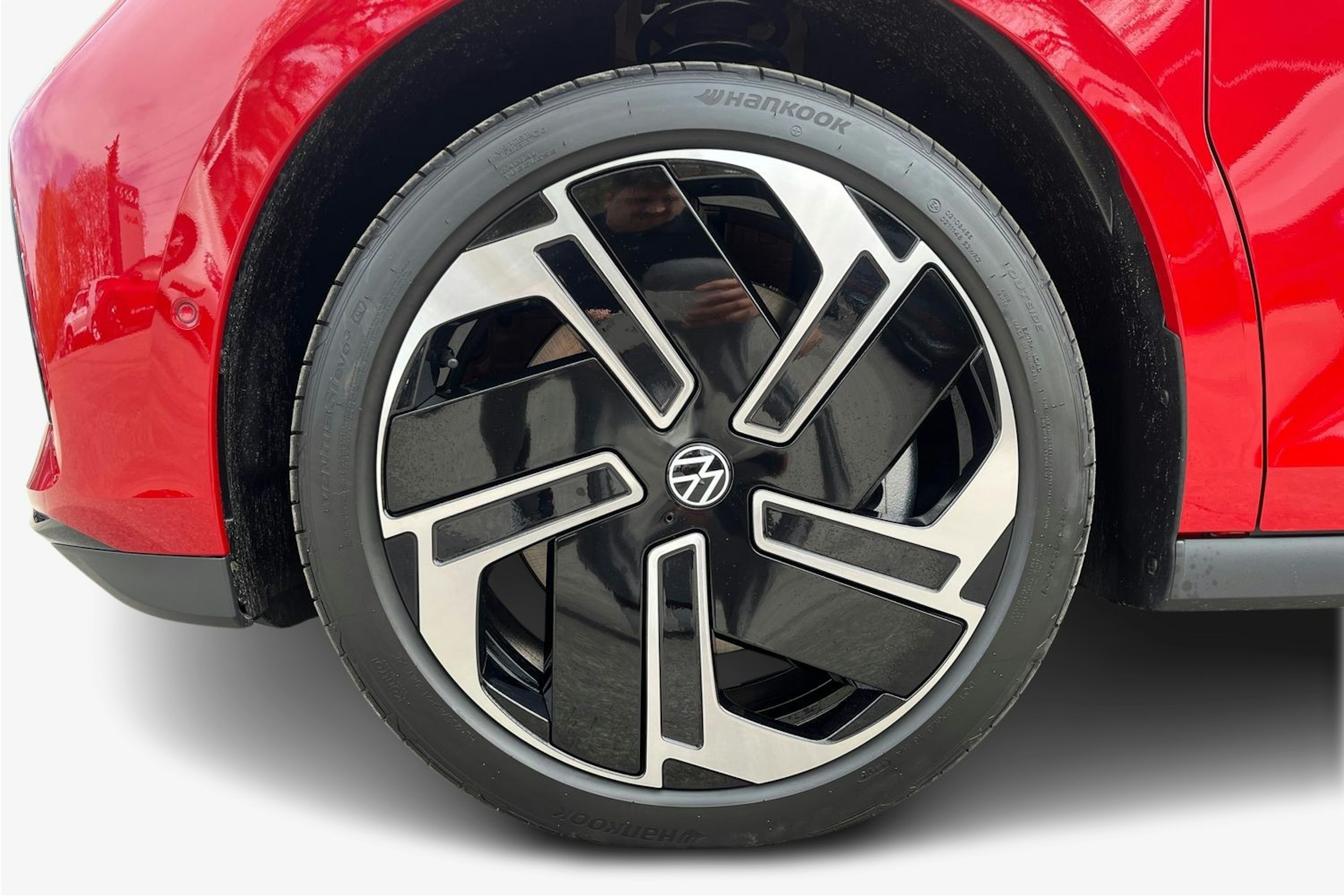 punainen Volkswagen ID. Buzz 2025 kuva 11.