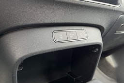 punainen Volkswagen ID. Buzz 2025 kuva 15.