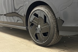 musta Volkswagen ID. Buzz 2025 kuva 13.