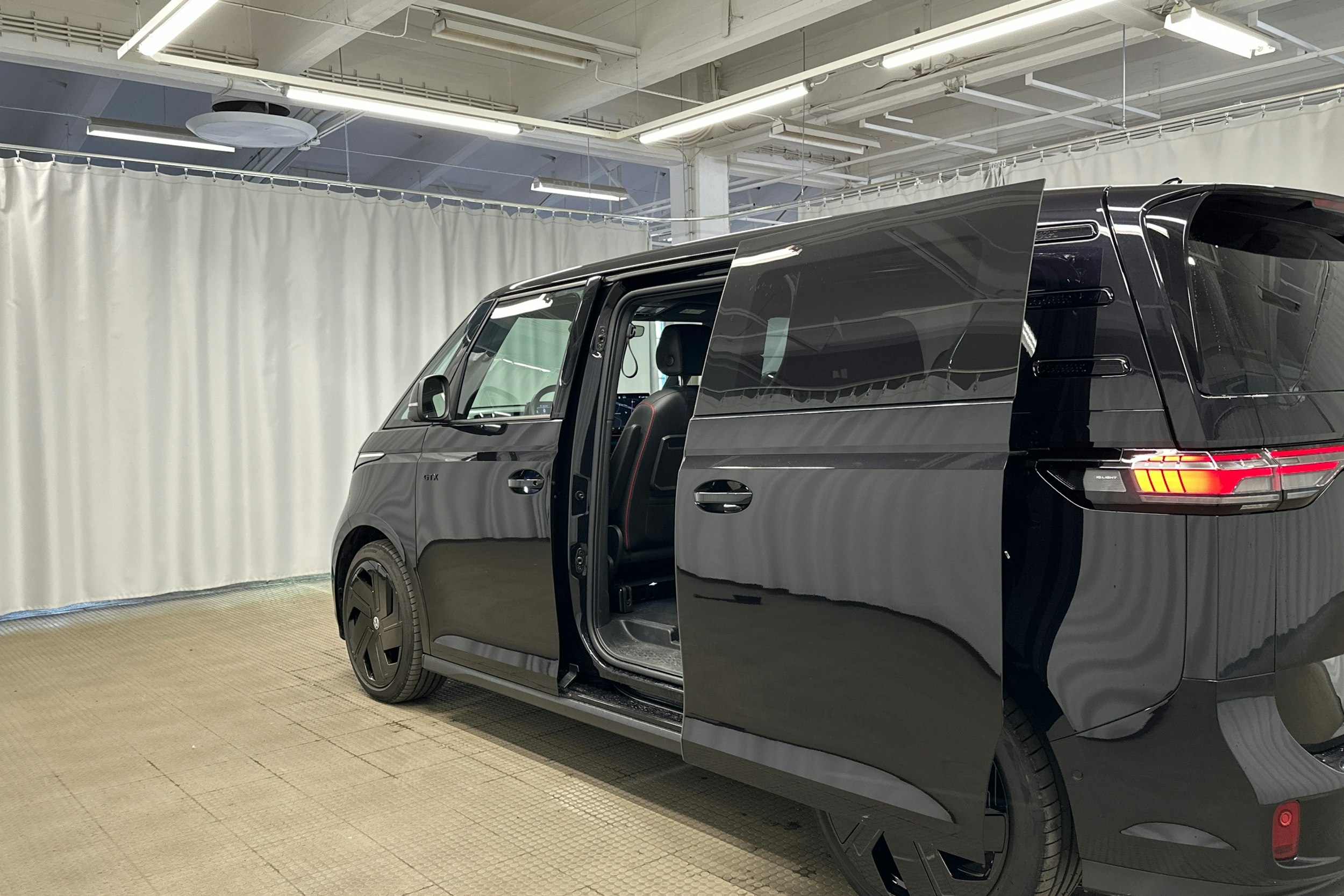 musta Volkswagen ID. Buzz 2025 kuva 17.