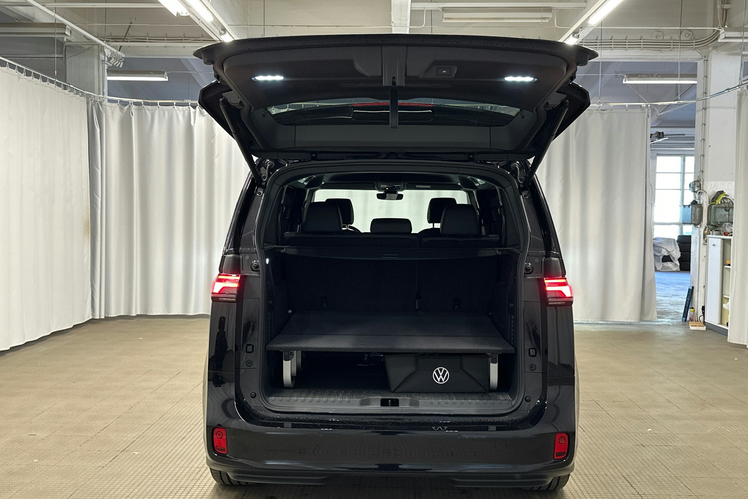 musta Volkswagen ID. Buzz 2025 kuva 33.