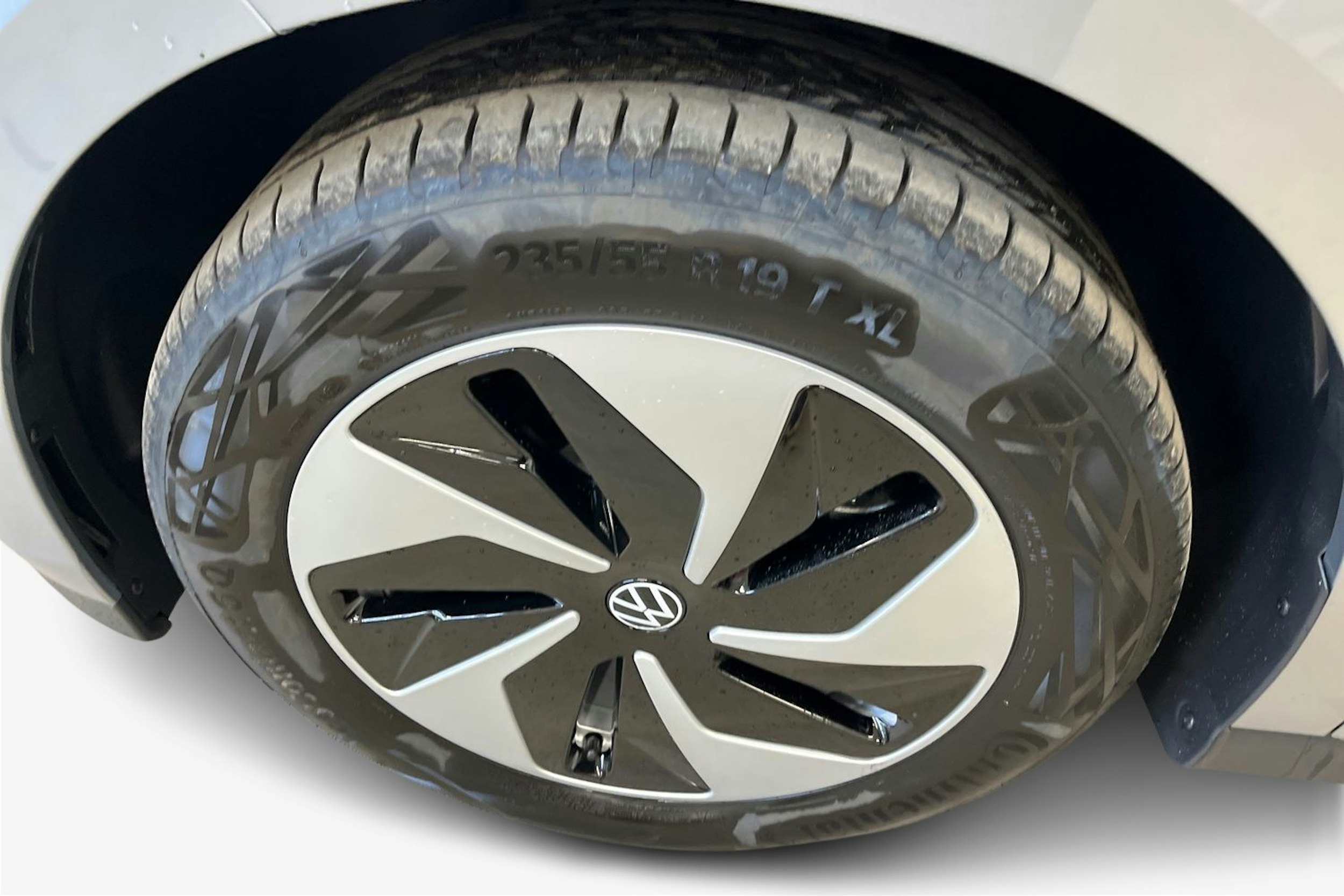 met. harmaa Volkswagen ID. Buzz 2025 kuva 11.