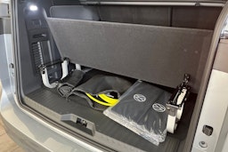 met. harmaa Volkswagen ID. Buzz 2025 kuva 13.